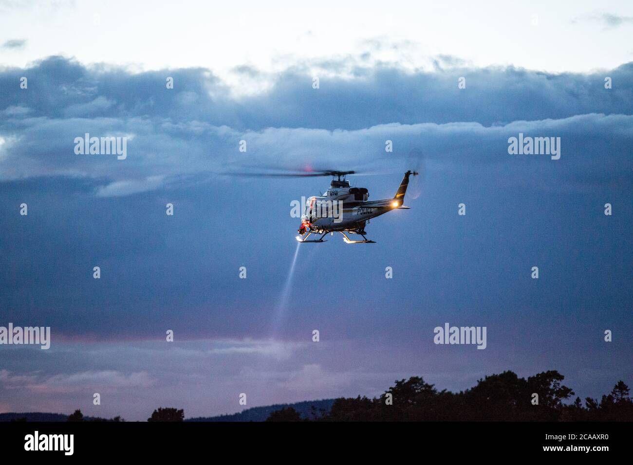 Hubschrauber Suche und Rettung für ertrinkende Opfer . Rettungsteam sucht im Fluss nach ertrunkenen Opfern. Stockfoto