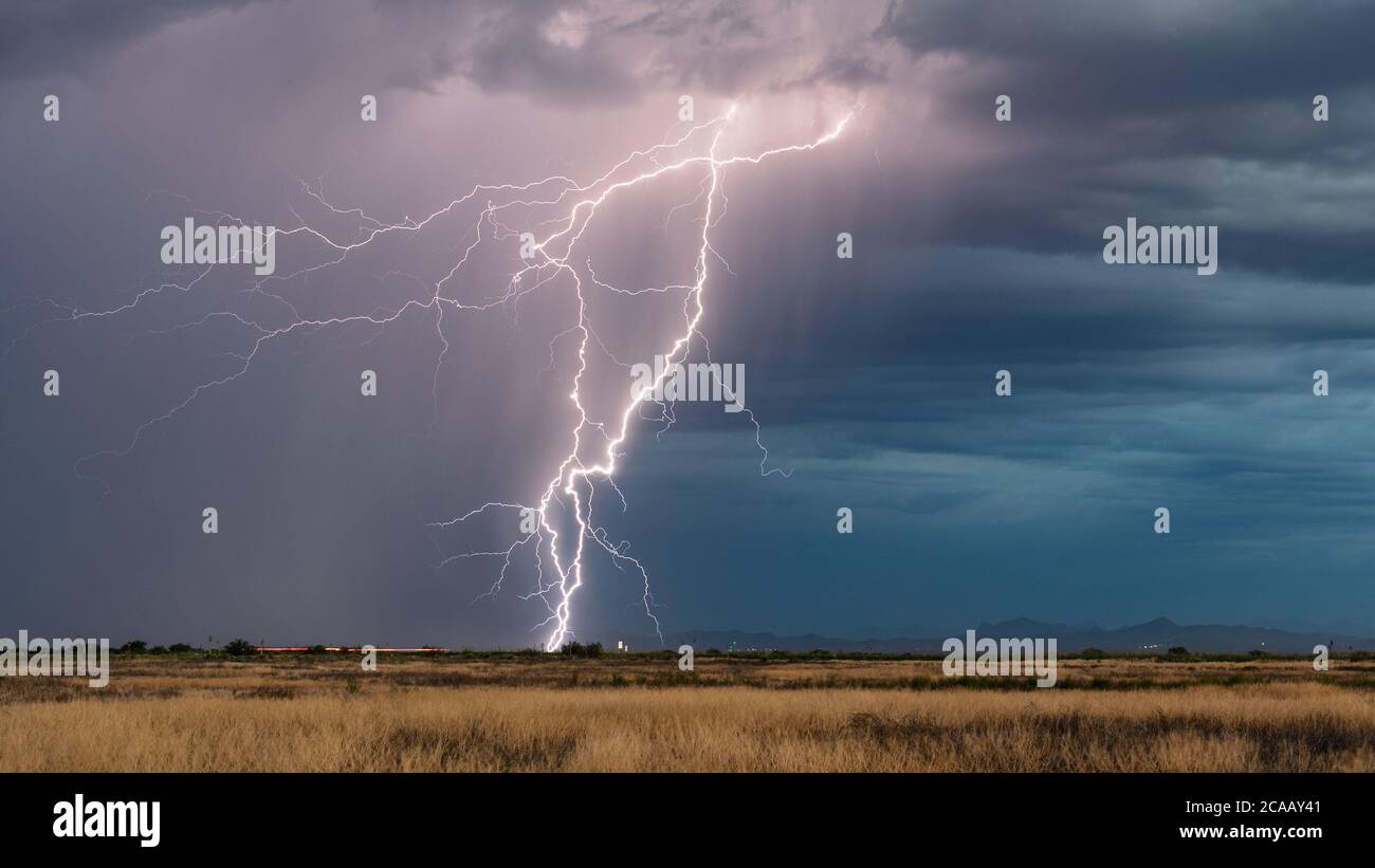 Kraftvoller Blitz aus Arizona und Sturmwolken in der Wüste bei Douglas Stockfoto