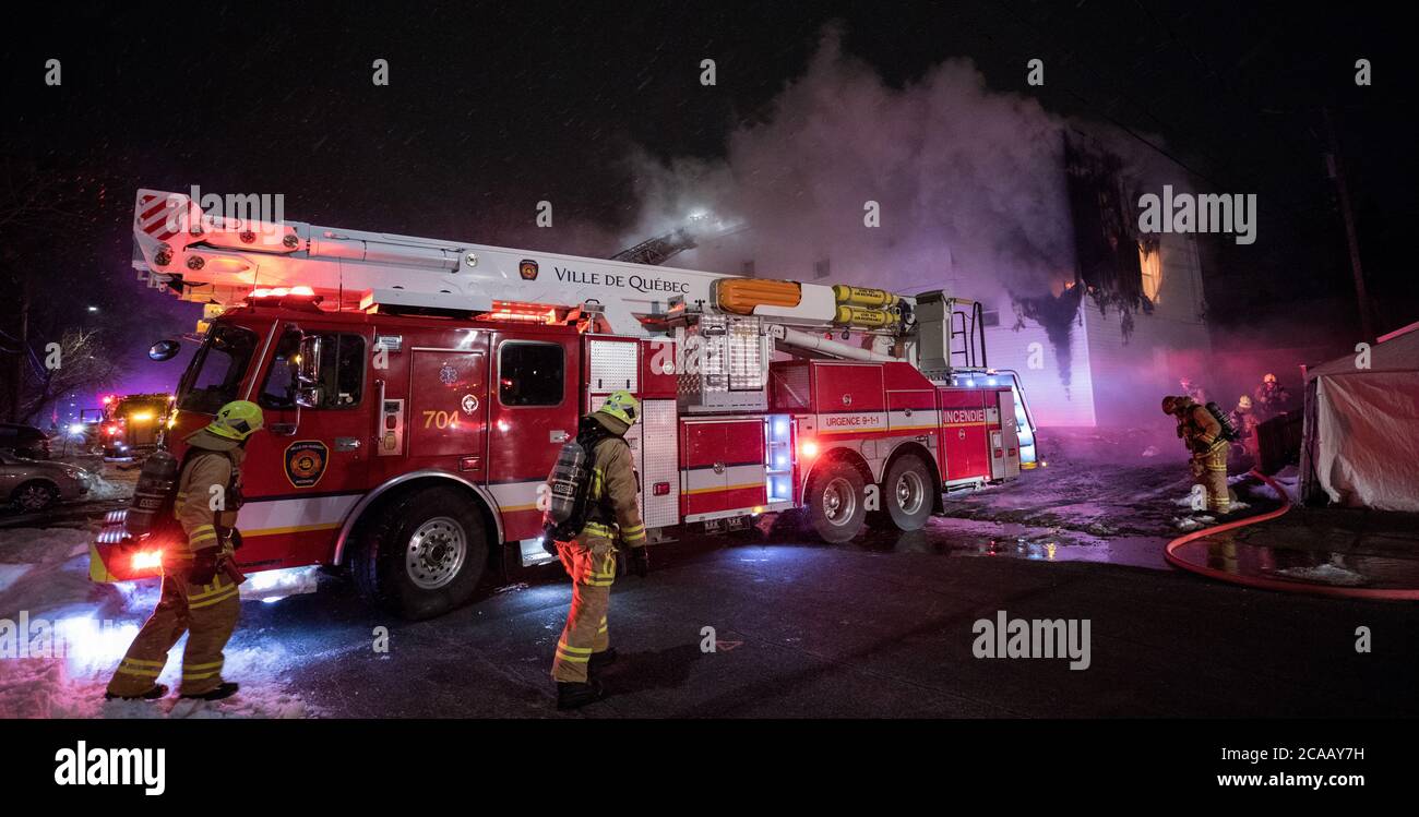 Leiter des Feuerwehrfahrzeugs vor dem Hausbrand. Nur für redaktionelle Zwecke. Stockfoto