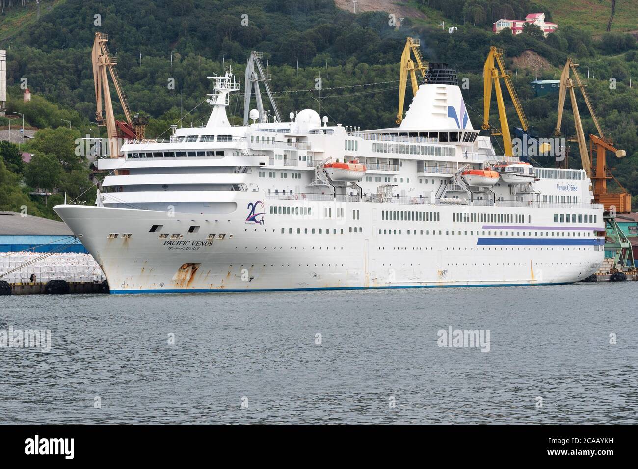 Sommeransicht der weißen japanischen Passagierkreuzfahrt Liner Pacific Venus verankert am kommerziellen Seehafen von Petropavlovsk-Kamtschatsky Stadt. Pazifik, Ka Stockfoto
