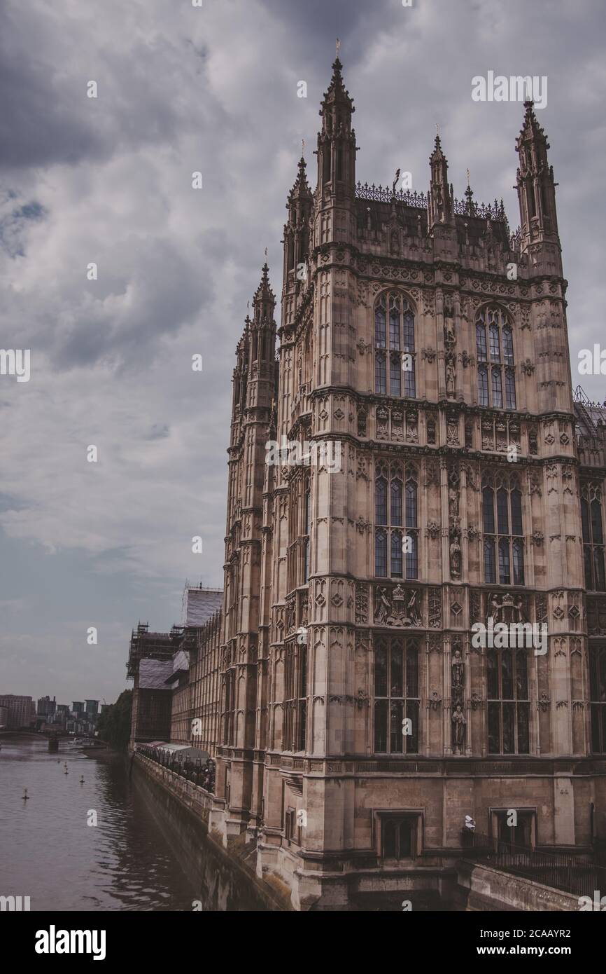 Vertikale Aufnahme des Parlamentsgebäudes in London Unter dem dunklen bewölkten Himmel Stockfoto