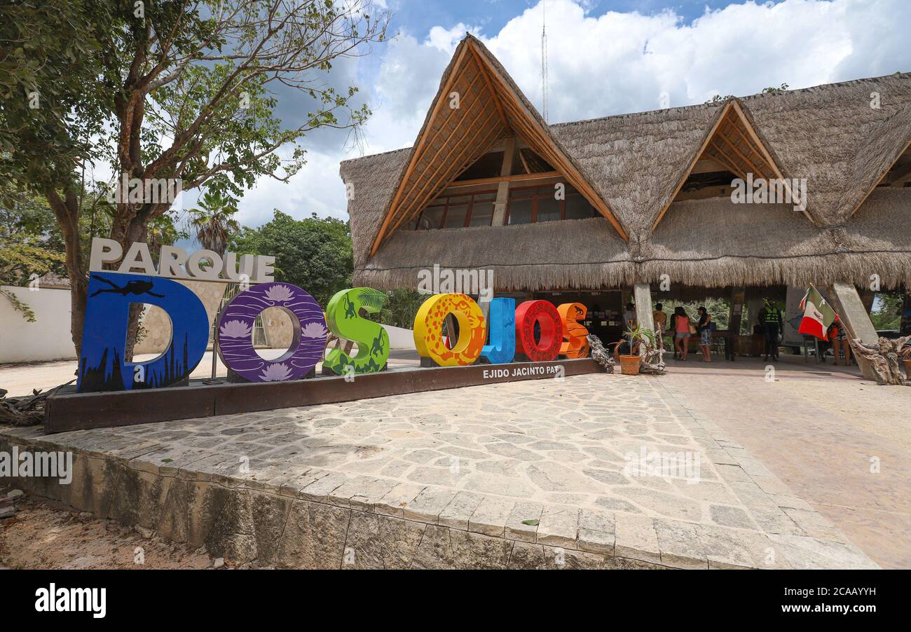 TULUM, MEXIKO - 11. Okt 2019: Das Empfangs- und Eingangsgebäude für den Parque Dos Ojos, ein beliebtes Naturschutzgebiet an der mexikanischen Riviera Maya. Stockfoto