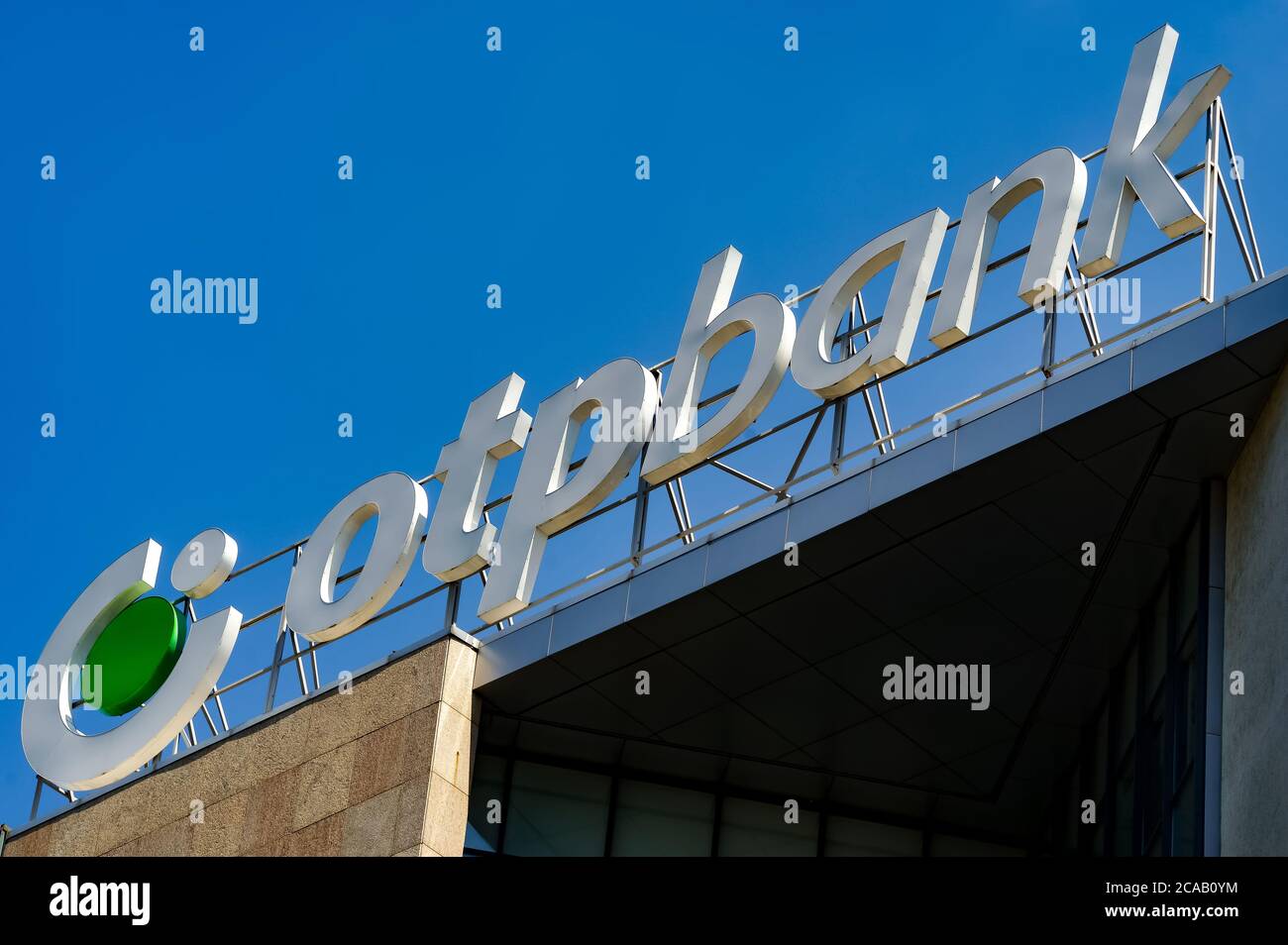 Bukarest, Rumänien - 28. Juni 2020: Ein Logo der ungarischen Bankfiliale OTP Bank, wird auf der Oberseite eines Gebäudes in Bukarest, Rumänien, angezeigt. Stockfoto