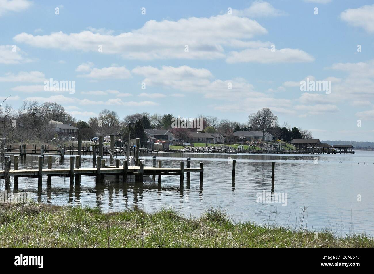 Landschaft des Paxtuent River mit Bootsanlegestelle blauen Himmel und Wolken Stockfoto