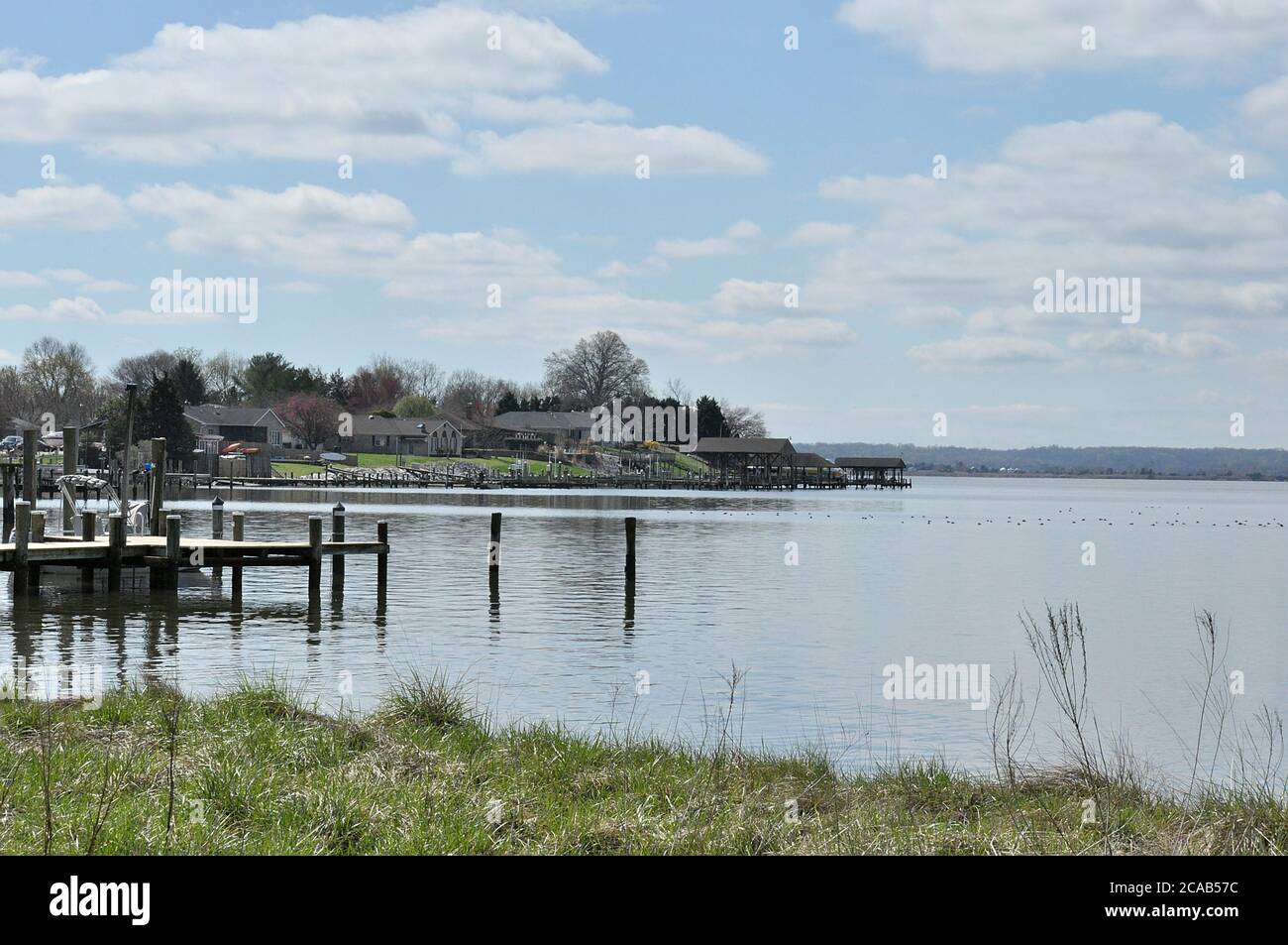Landschaft des Paxtuent River mit Bootsanlegestelle blauen Himmel und Wolken Stockfoto