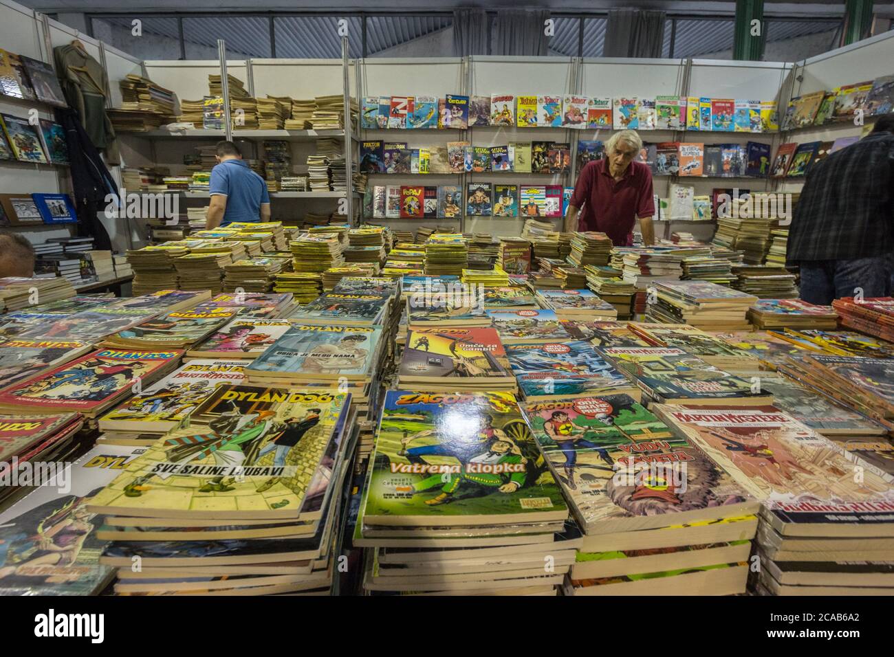 BELGRAD, SERBIEN - 25. OKTOBER 2019: Cover von Comic-Streifen, Zagor und Dylan Dog, zum Verkauf in einem Retro-Comic-Shop. Zagor und Dylan Dog Stockfoto