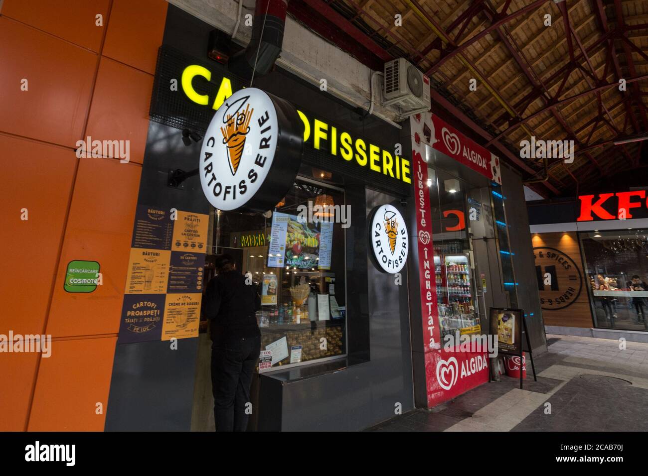 BUKAREST, RUMÄNIEN - 15. FEBRUAR 2020: Cartofiserie-Logo vor ihrem lokalen Restaurant im Bahnhof Bukarest. Cartofisserie ist ein rumäne Stockfoto