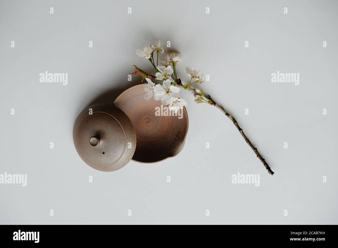 Dieser Stil der Teekanne wird manchmal als "Shiboridashi", und es ist in der Regel für die Herstellung von hochwertigen, Vollblatt japanischen grünen Tees vorbehalten. Stockfoto