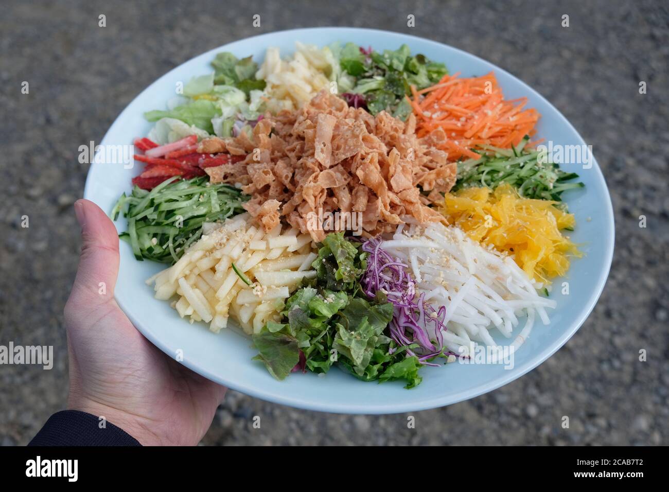 Yee sang, Prosperity Toss ist ein kantonesischer roher Fischsalat, gemischt mit geschreddertem Gemüse und Saucen. Ein berühmtes chinesisches Neujahrsgericht in Malaysia. Stockfoto