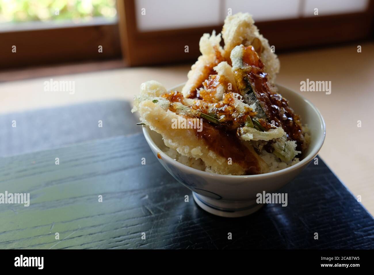 Eine Art Donburi (eine ein-Schüssel-Mahlzeit mit Reis gekrönt mit jedem Fleisch oder Gemüsegericht), Sehne ist knackige Tempura über frisch gedämpften Reis gelegt. Stockfoto