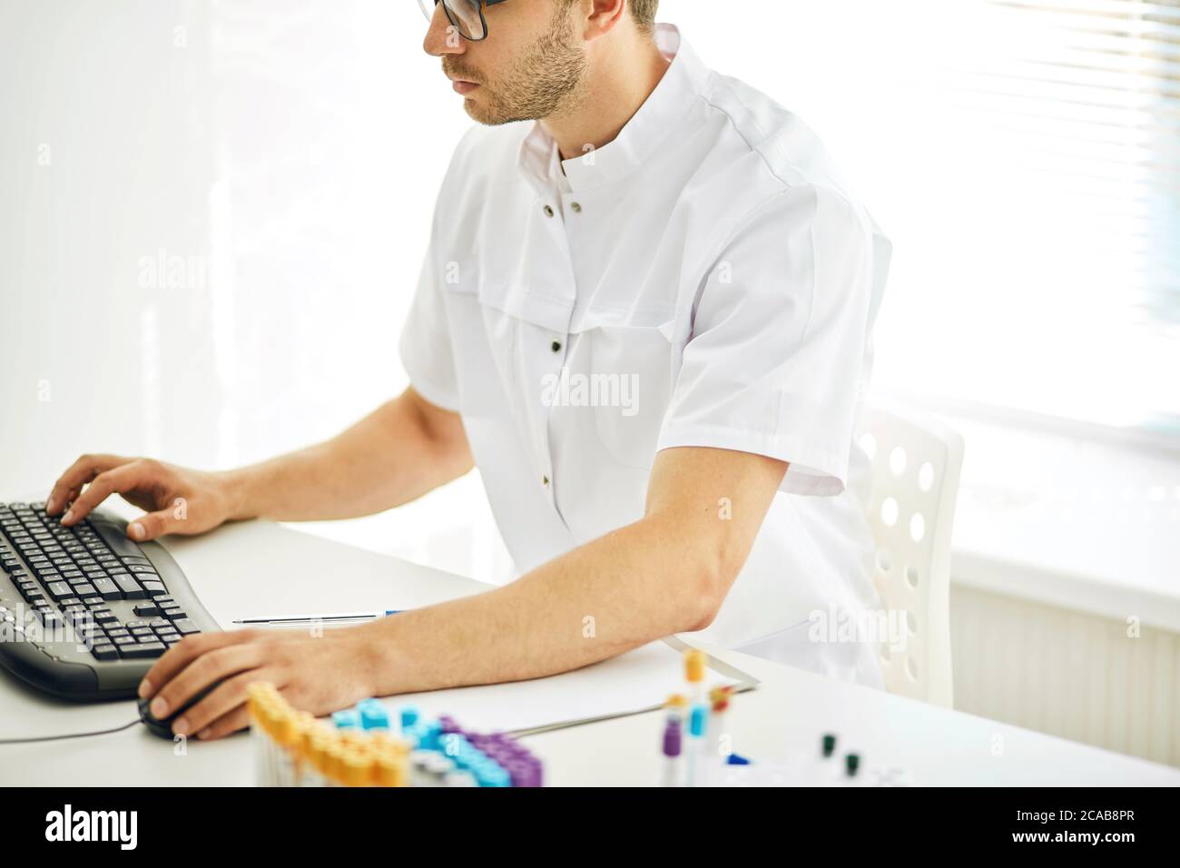 Therapeut tippen auf dem Laptop. Nahaufnahme Seitenansicht abgeschnitten Foto Stockfoto