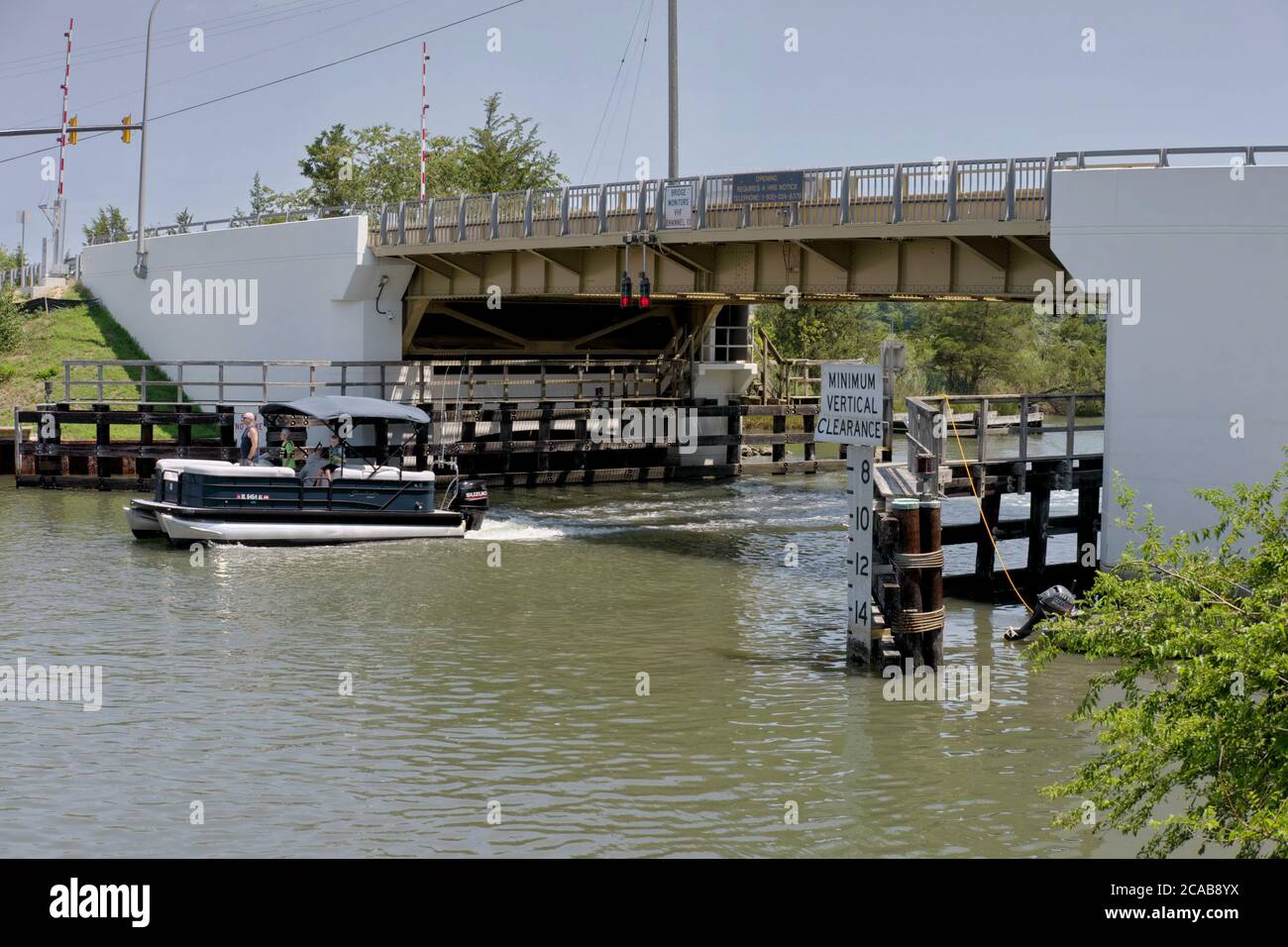 Ein Pontonboot fährt unter einer Zugbrücke in Lewes, Delaware, vorbei. Stockfoto