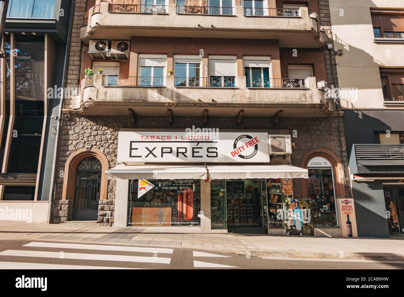 Ein zollfreies Tabak- und Spirituosengeschäft in Andorra la Vella. Andorra verhängt keine Zölle auf Waren und hat einen vergleichsweise niedrigen Mehrwertsteuersatz von 4.5 % Stockfoto