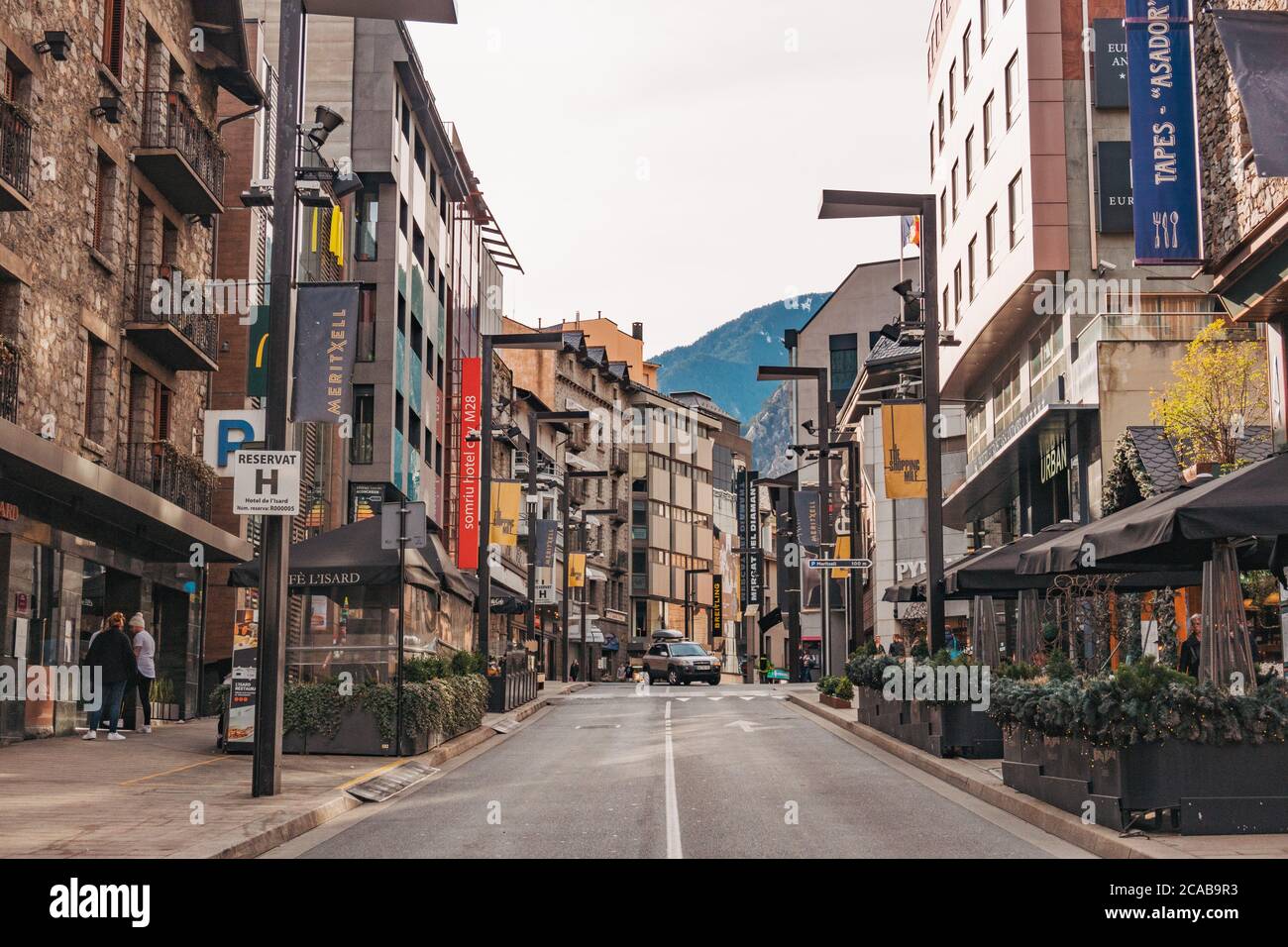 Einkaufsstraße Av Meritxell in Andorra la Vella. Ein beliebtes Einkaufsziel aufgrund seines freien Hafenstatus, vor allem aus Nachbarländern Stockfoto