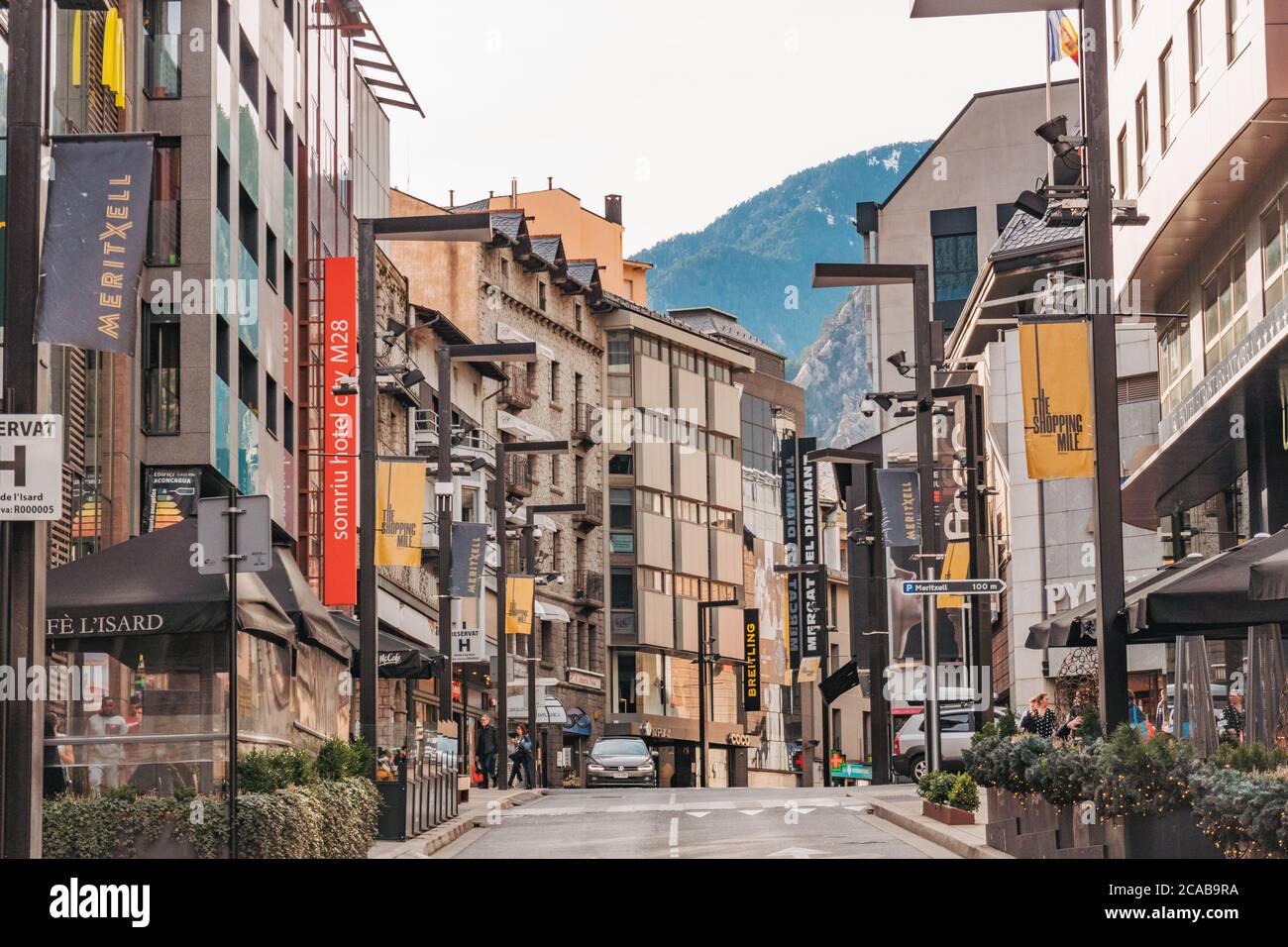 Einkaufsstraße Av Meritxell in Andorra la Vella. Ein beliebtes Einkaufsziel aufgrund seines freien Hafenstatus, vor allem aus Nachbarländern Stockfoto