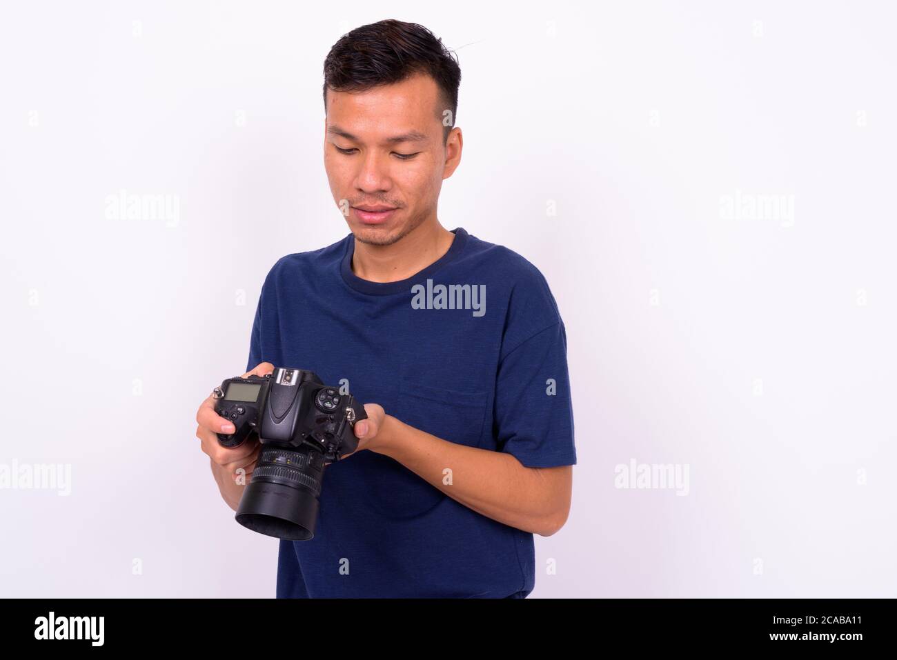 Porträt eines jungen asiatischen Mannes mit Kamera Stockfoto