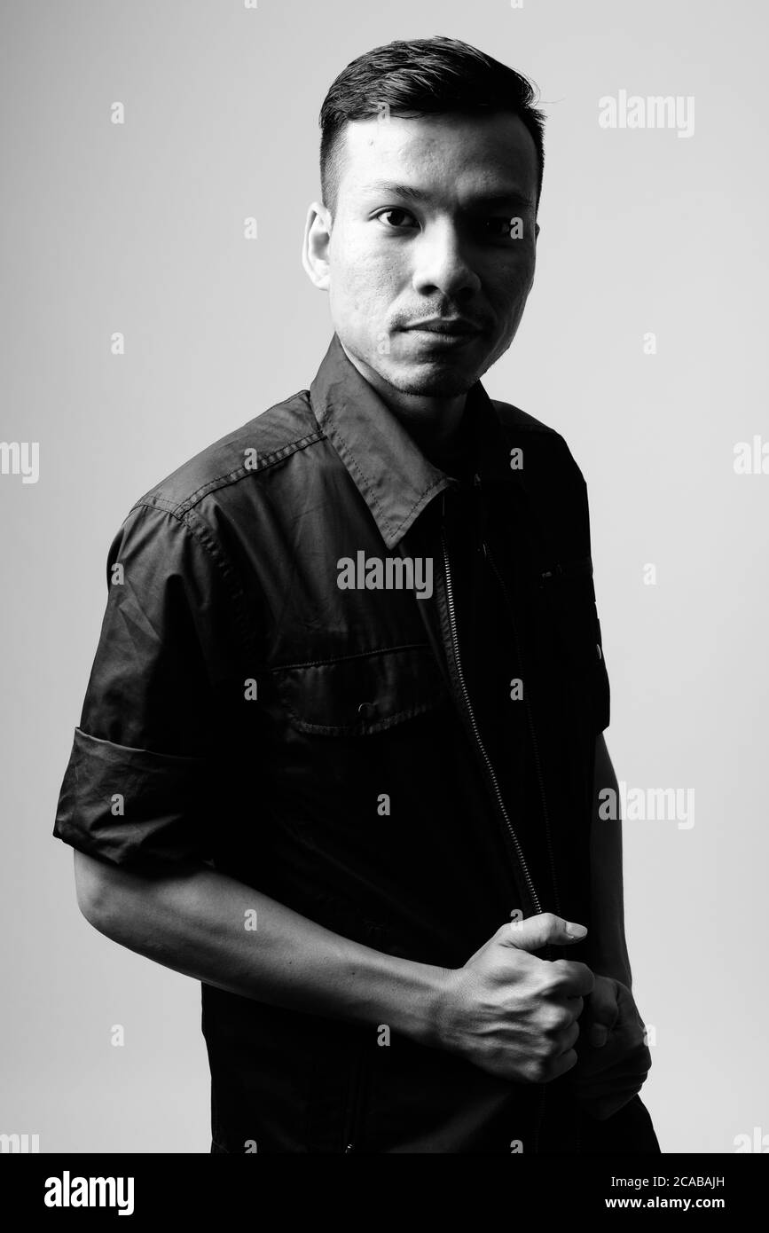 Porträt des jungen asiatischen Geschäftsmann in schwarz-weiß Stockfoto