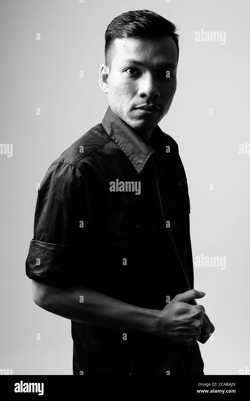 Porträt des jungen asiatischen Geschäftsmann in schwarz-weiß Stockfoto