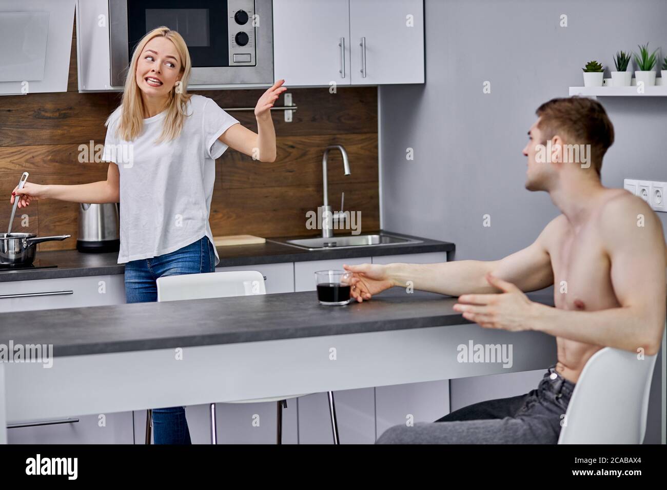 Jeden Morgen beginnt aus Streit mit verheirateten Paar, unglücklichen Mann und Frau haben Streit in der Küche beim Frühstück Stockfoto