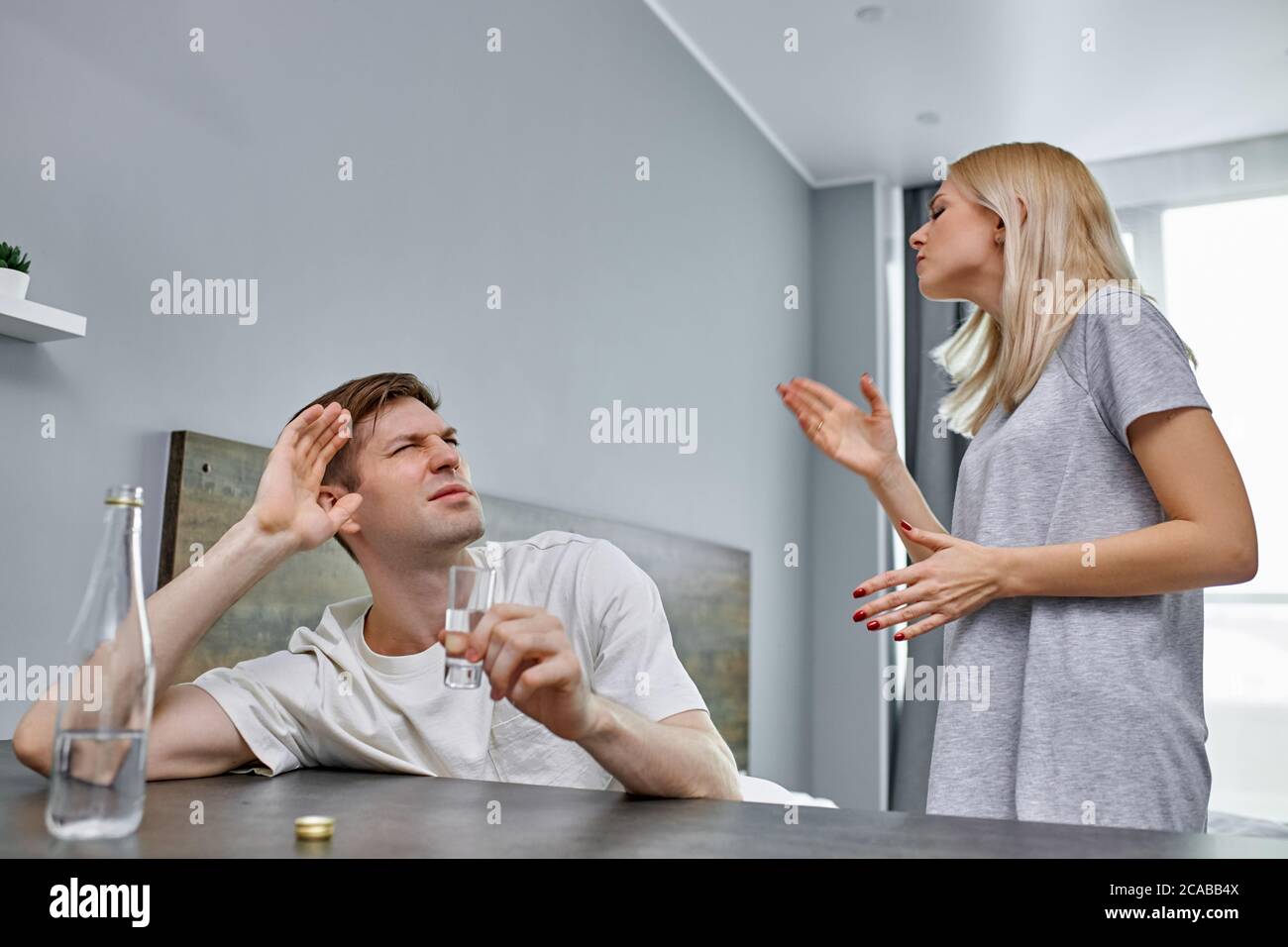 Lassen Sie mich allein Mitglied der Familie leiden unter Alkoholabhängigkeit, kaukasischen verheirateten Paar zu Hause streiten. Alkohol, Familienbeziehungen Stockfoto