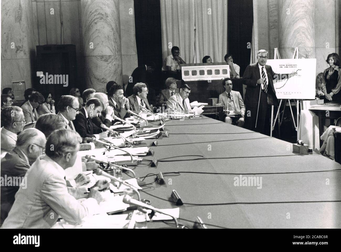 US-Verteidigungsminister Harold Brown, rechts, verwendet Diagramme, um den Aufbau von US- und sowjetischen Raketen während des dritten Tages der Anhörungen zum SALT II-Vertrag vor dem US-Senatsausschuss für Auswärtige Beziehungen auf dem Capitol Hill in Washington, DC am 11. Juli 1979 zu veranschaulichen. US-Senator Joseph Biden (Demokrat von Delaware) notiert sich links, während er Browns Aussage zuhört. Andere erkennbare Senatoren auf dem Foto sind US-Senator George McGovern (Demokrat von South Dakota) und Edmund Muskie (Demokrat von Maine).Quelle: Benjamin E. 'Gene' Forte / CNP / MediaPunch Stockfoto