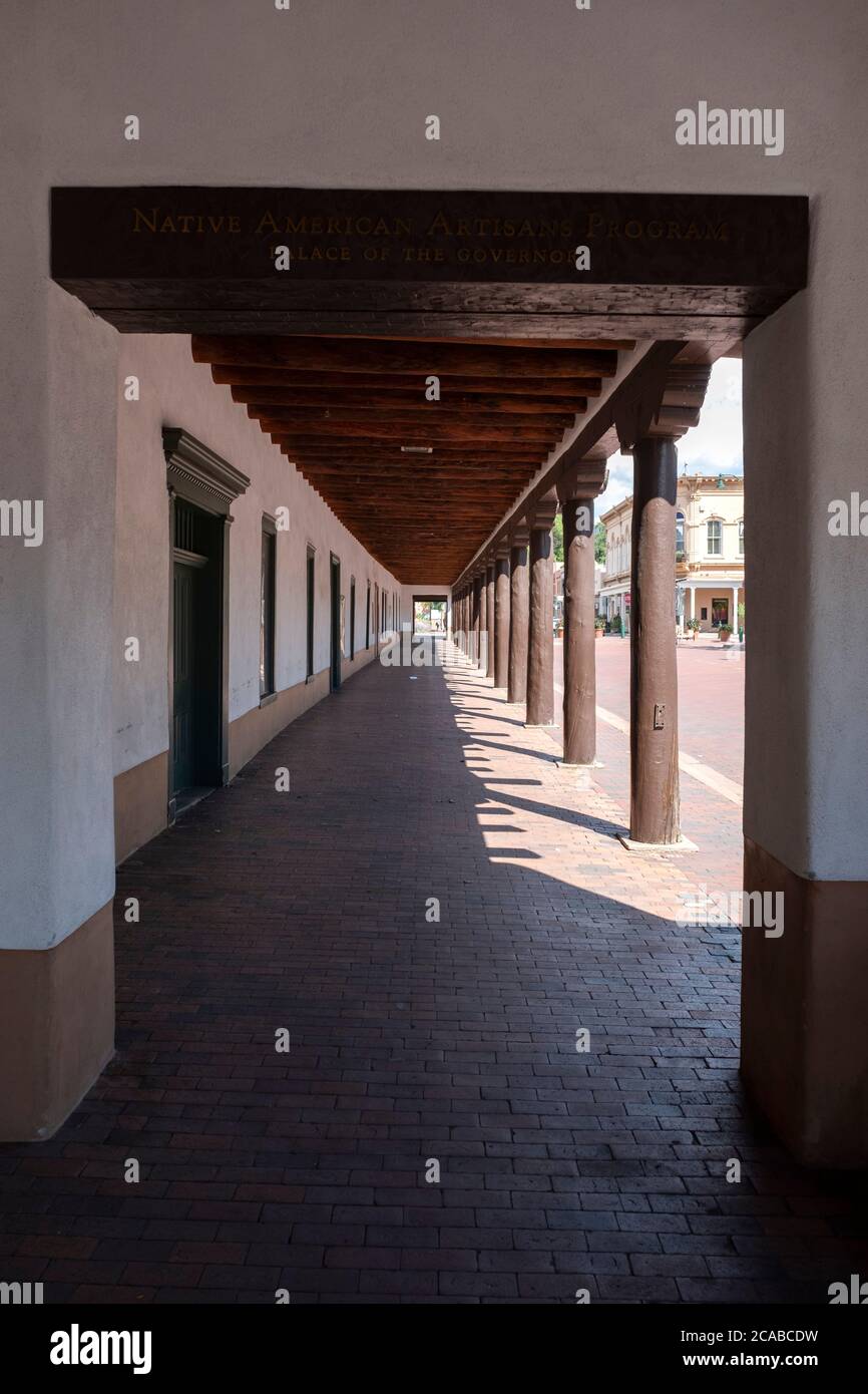 Überdachter Bürgersteig vor den Geschäften und Restaurants in der historischen Altstadt, Santa Fe, New Mexico Stockfoto