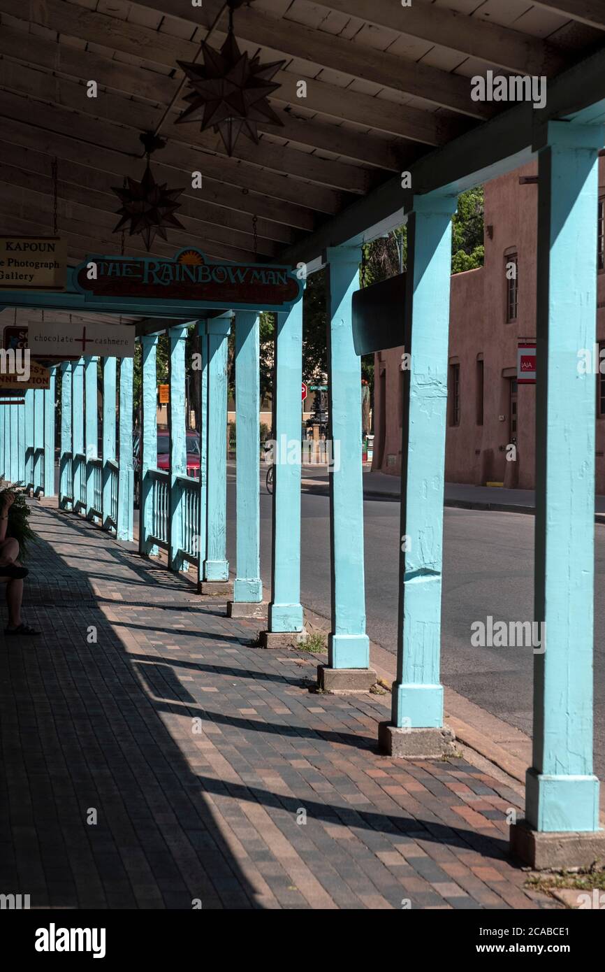Überdachter Bürgersteig vor den Geschäften und Restaurants in der historischen Altstadt, Santa Fe, New Mexico Stockfoto