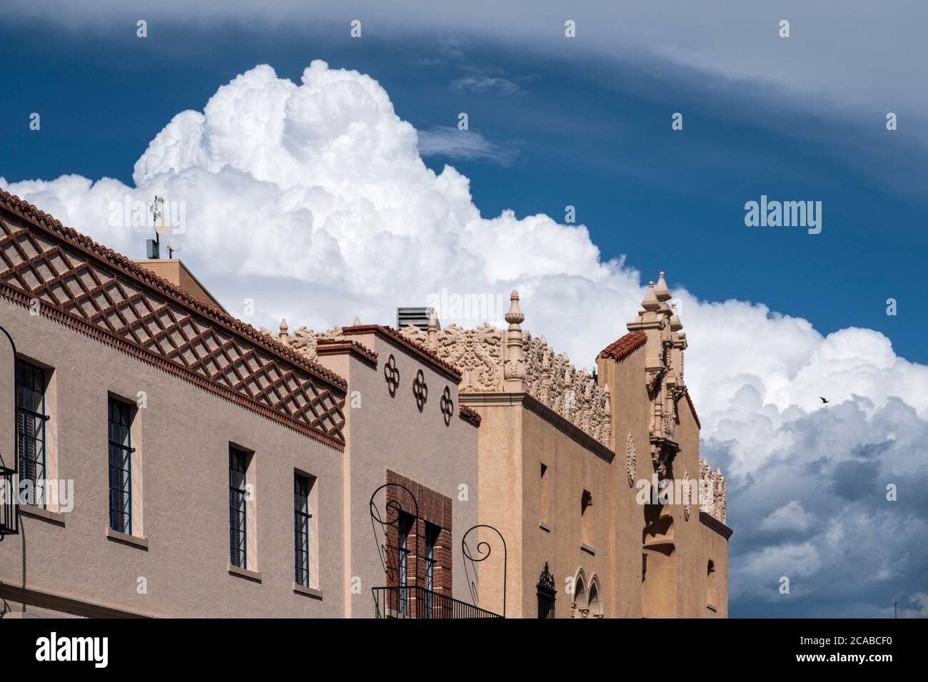 Lensic Theater in der Innenstadt von Santa gegen geschwollene Cumulus-Wolken Fe New Mexico Stockfoto