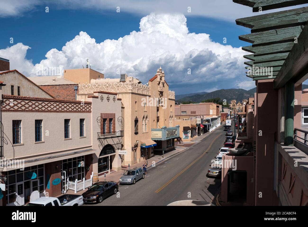 Blick auf die San Francisco Street in Richtung Sangre de Cristo Mountains im historischen Santa Fe, New Mexico Stockfoto