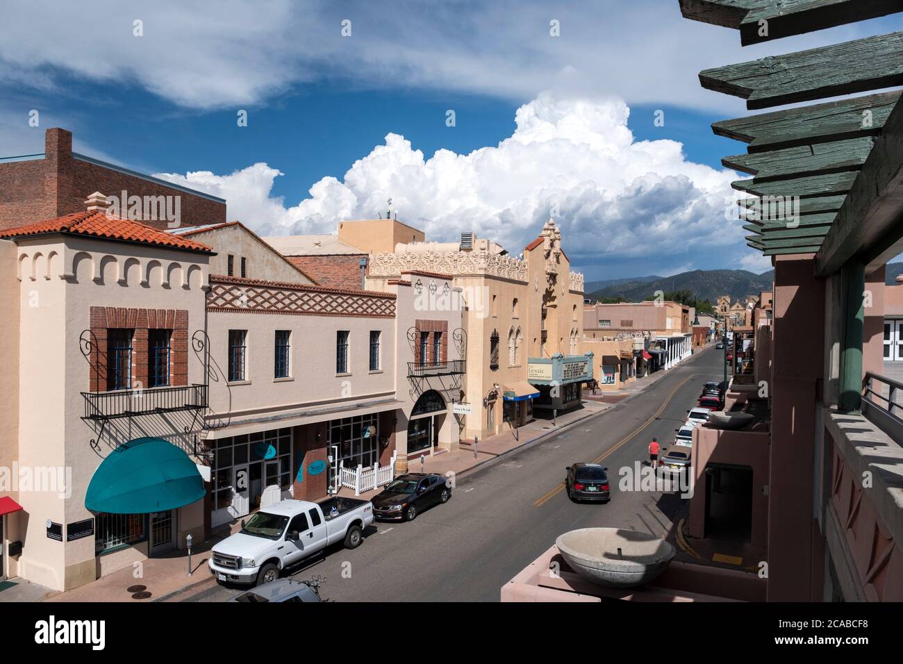 Blick auf die San Francisco Street in Richtung Sangre de Cristo Mountains im historischen Santa Fe, New Mexico Stockfoto