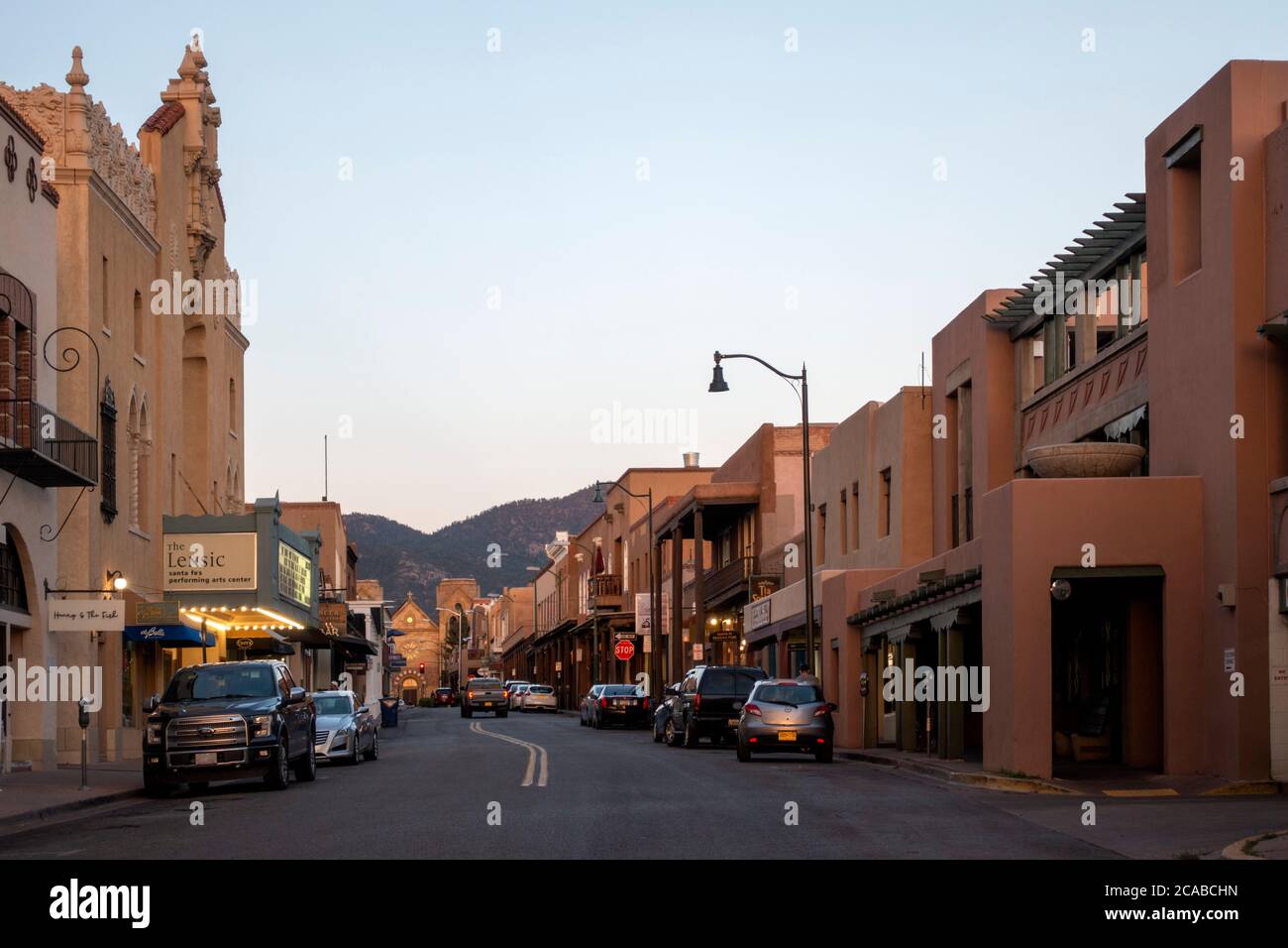 Blick auf die West San Francisco Straße in der Altstadt von Santa Fe, New Mexico in der Abenddämmerung Stockfoto