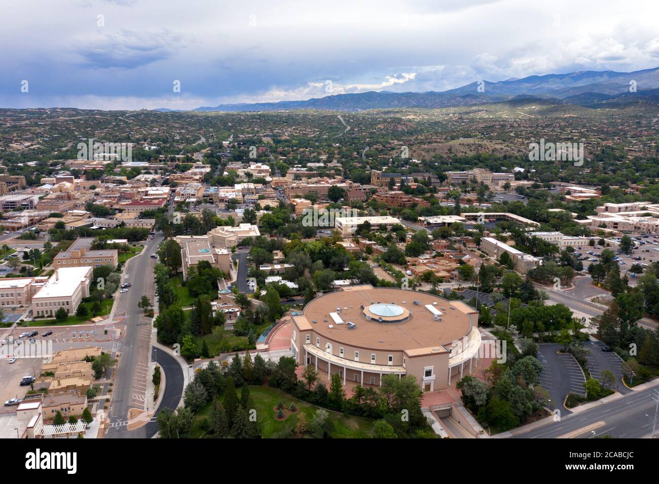 Luftaufnahme über dem State Capitol Gebäude und der Stadt Santa Fe, New Mexico Stockfoto