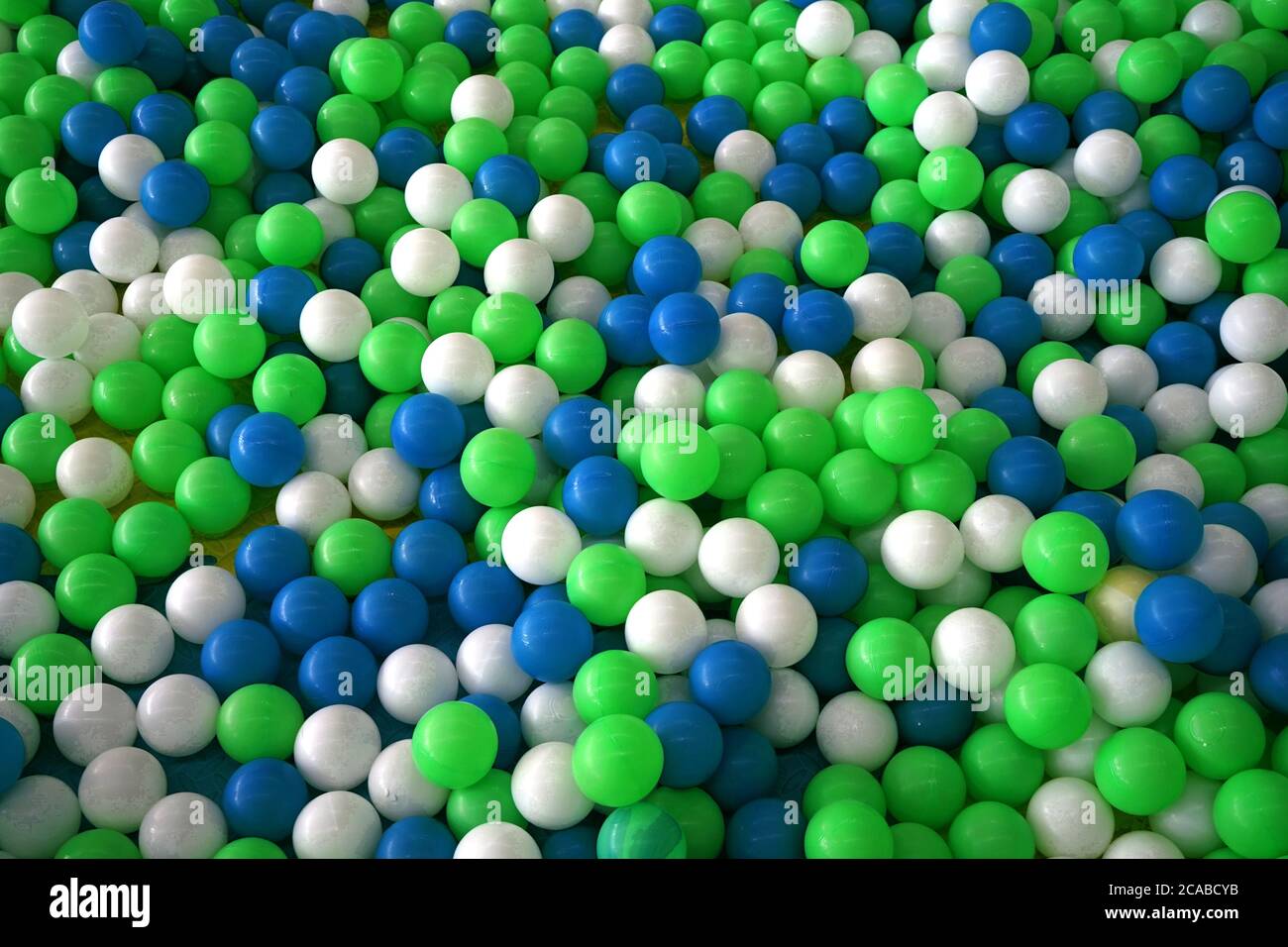 Farbige Plastikkugeln auf dem Spielplatz Stockfoto