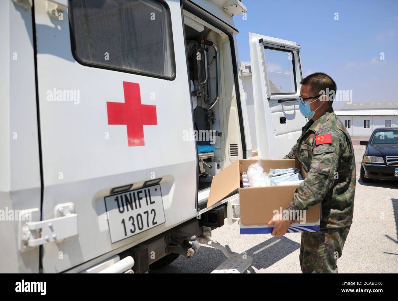 (200806) -- BEIRUT, 6. August 2020 (Xinhua) -- EIN Gesundheitsarbeiter transportiert medizinische Versorgung am Lagerplatz der chinesischen Friedenstruppen in den Libanon im südlichen Libanon, 5. August 2020. Die medizinische Einheit der chinesischen Friedenstruppen im Libanon erklärte, sie werde Beirut nach den tödlichen Explosionen im Hafen der libanesischen Hauptstadt am Dienstag medizinische Hilfe leisten.auf Ersuchen der UN-Interimstruppen im Libanon (UNIFIL), Die 18. Gruppe chinesischer Friedenstruppen im Libanon organisierte ein Notfallteam von neun medizinischen Mitarbeitern aus Bereichen wie Chirurgie, Innere Medizin, Verbrennungen und Stockfoto