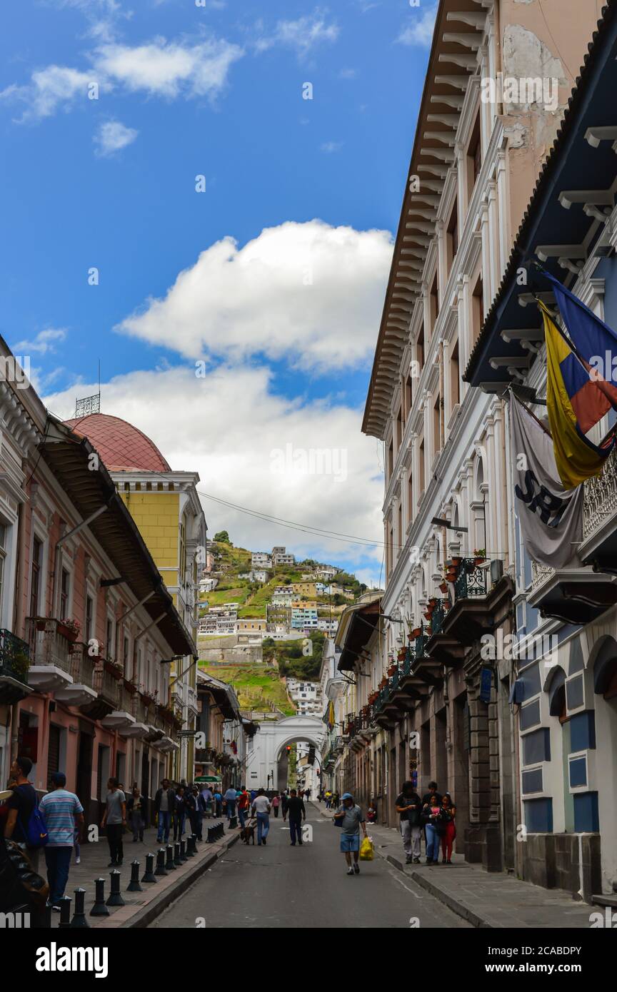 QUITO, ECUADOR - 15. Oktober 2017: blick auf die straße in der Innenstadt von Quito. Historischer Ort und Vintage-Architektur Stockfoto