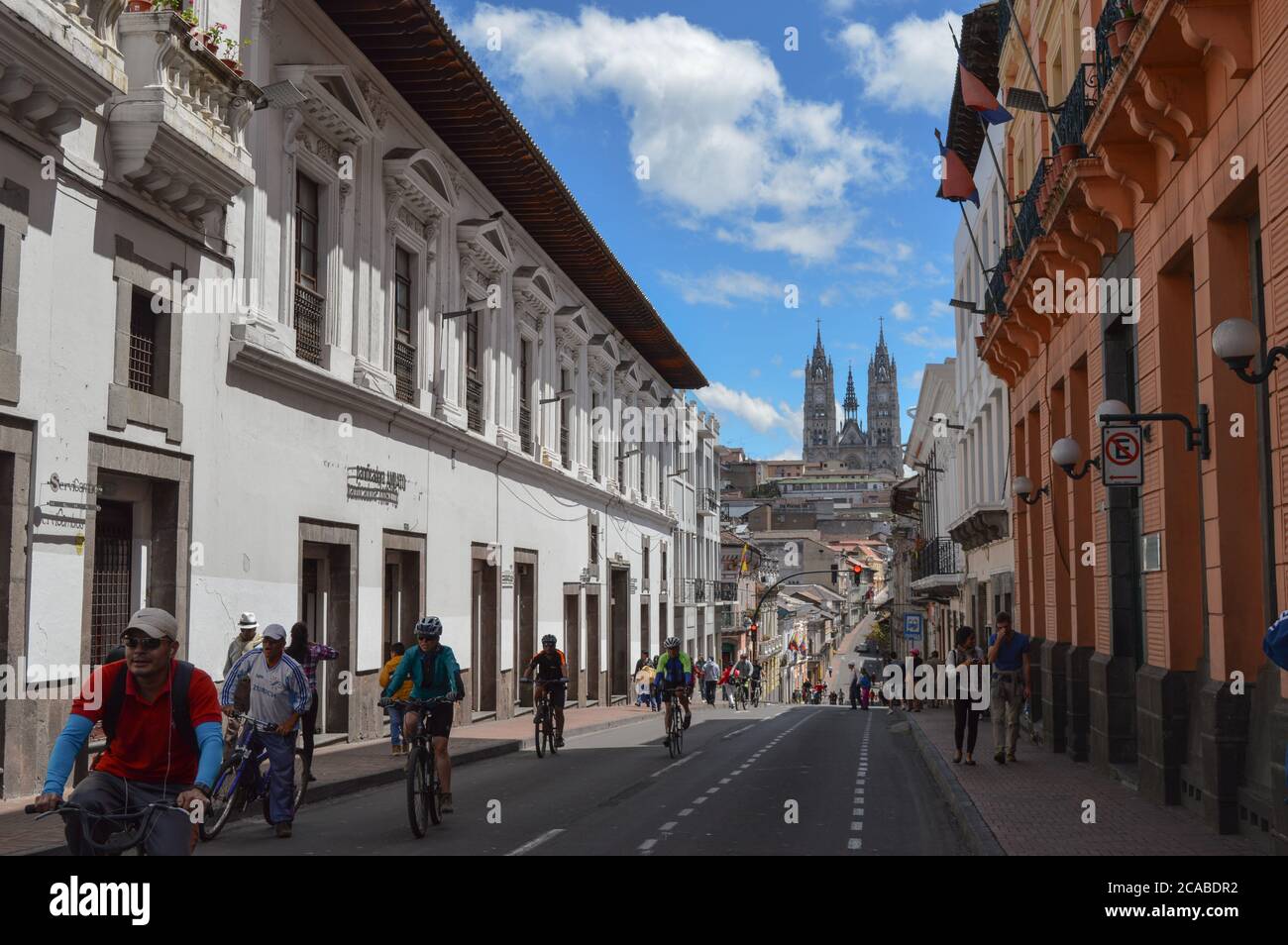 QUITO, ECUADOR - 15. Oktober 2017: blick auf die straße in der Innenstadt von Quito. Historischer Ort und Vintage-Architektur Stockfoto