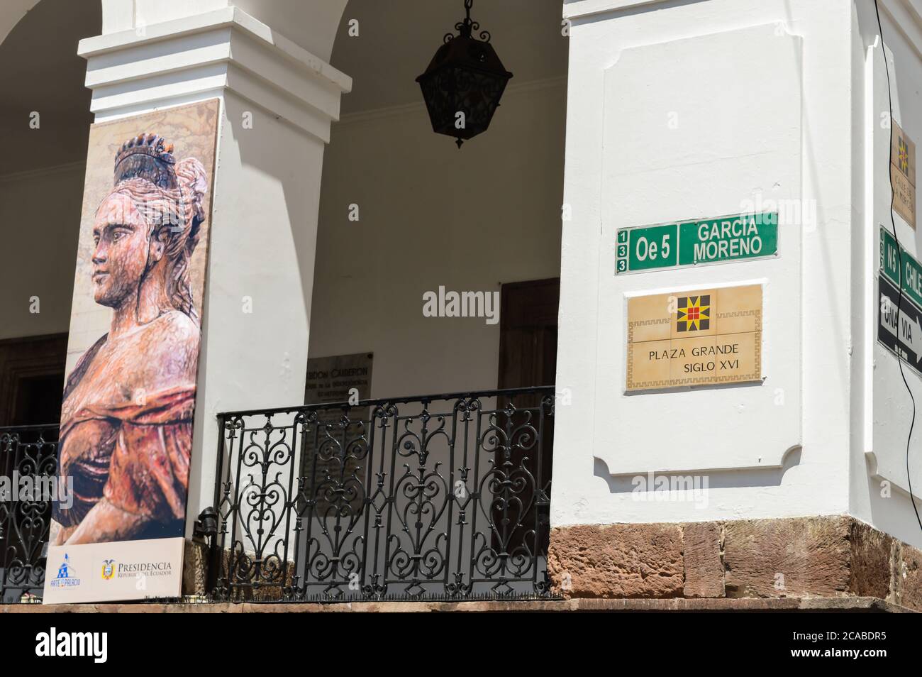 QUITO, ECUADOR - 15. Oktober 2017: blick auf die straße in der Innenstadt von Quito. Historischer Ort und Vintage-Architektur Stockfoto