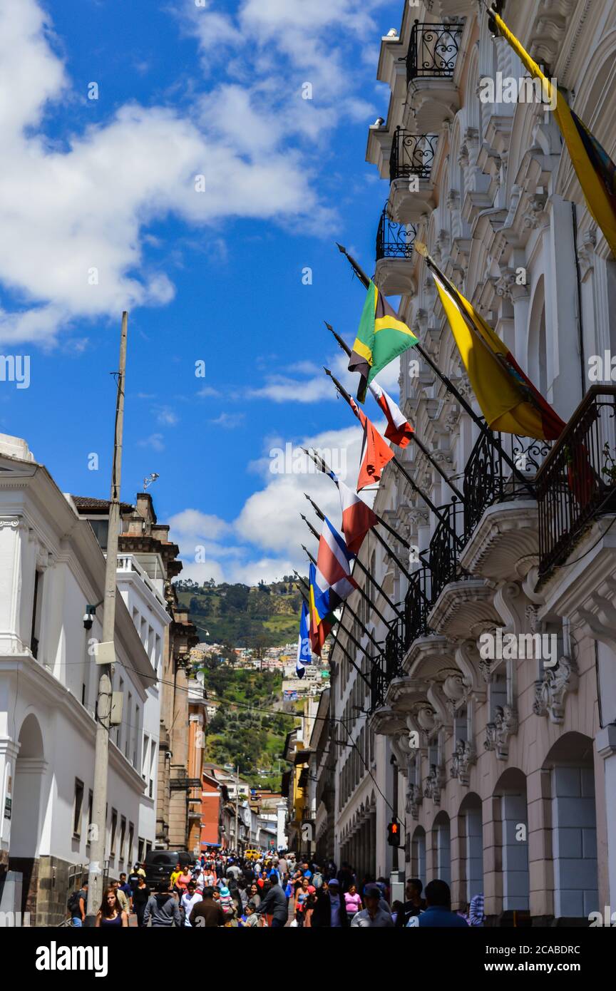 QUITO, ECUADOR - 15. Oktober 2017: blick auf die straße in der Innenstadt von Quito. Historischer Ort und Vintage-Architektur Stockfoto