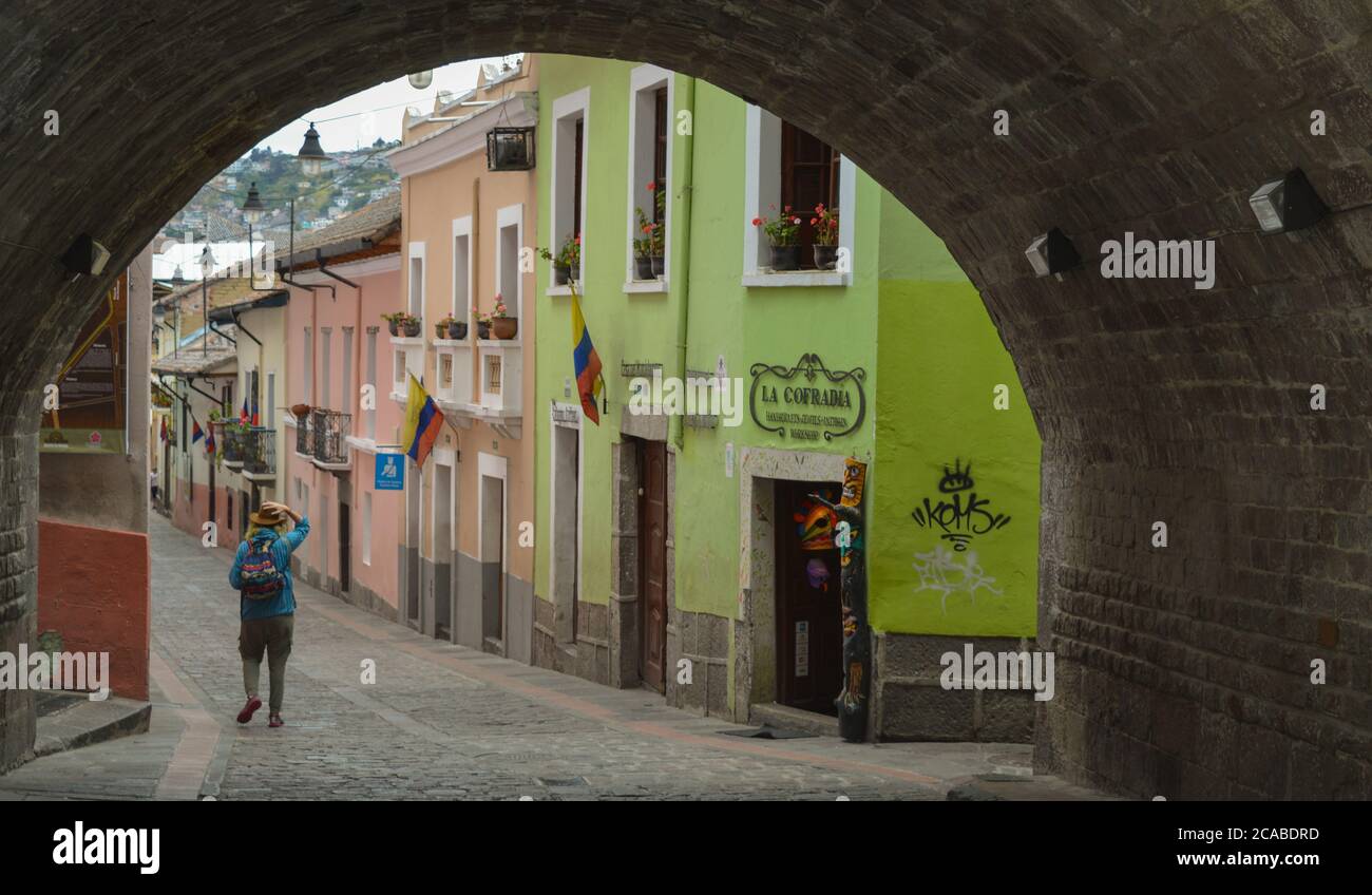 QUITO, ECUADOR - 15. Oktober 2017: blick auf die straße in der Innenstadt von Quito. Historische Architektur Stockfoto