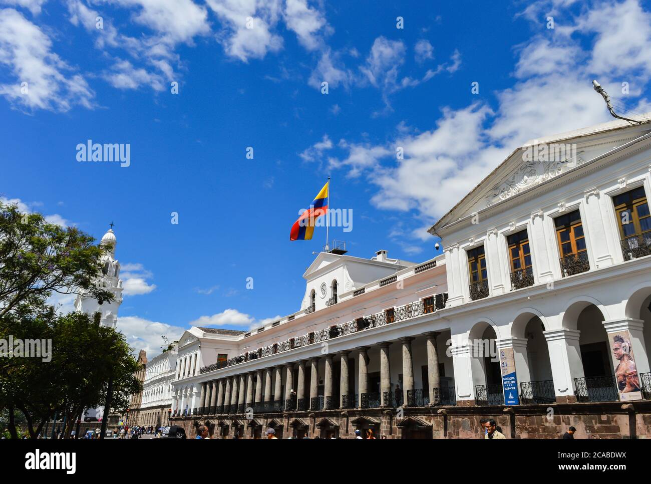QUITO, ECUADOR - 15. Oktober 2017: blick auf die straße in der Innenstadt von Quito. Historische Architektur Stockfoto