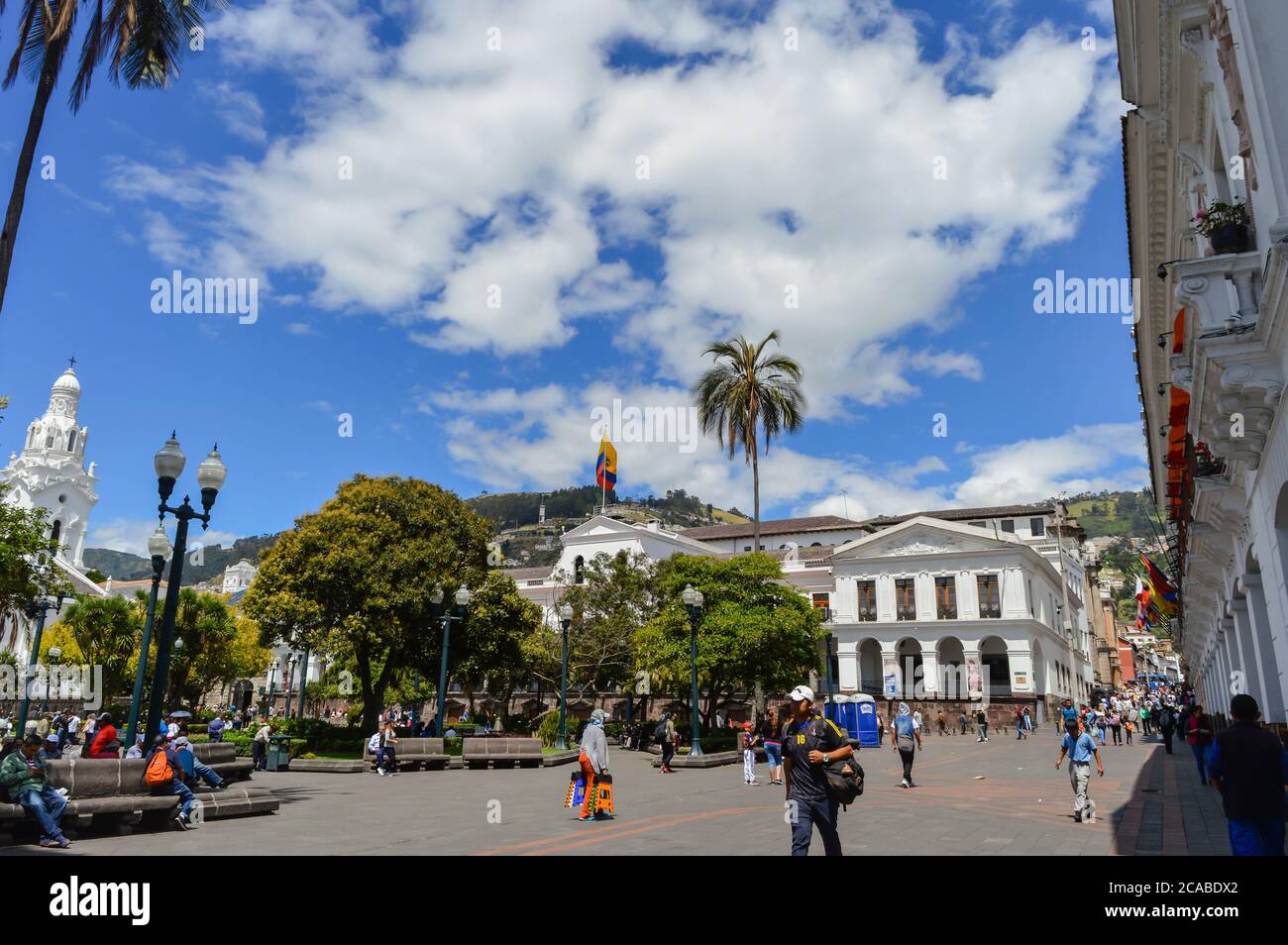 QUITO, ECUADOR - 15. Oktober 2017: blick auf die straße in der Innenstadt von Quito. Historische Architektur Stockfoto