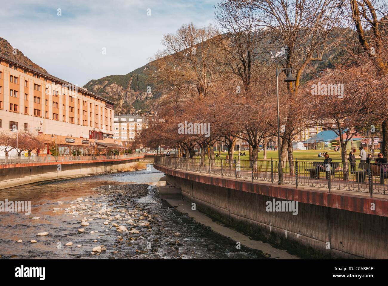 Gran Valira - der Fluss, der durch Andorra la Vella fließt, Hauptstadt von Andorra an einem feinen, milden Winternachmittag Stockfoto