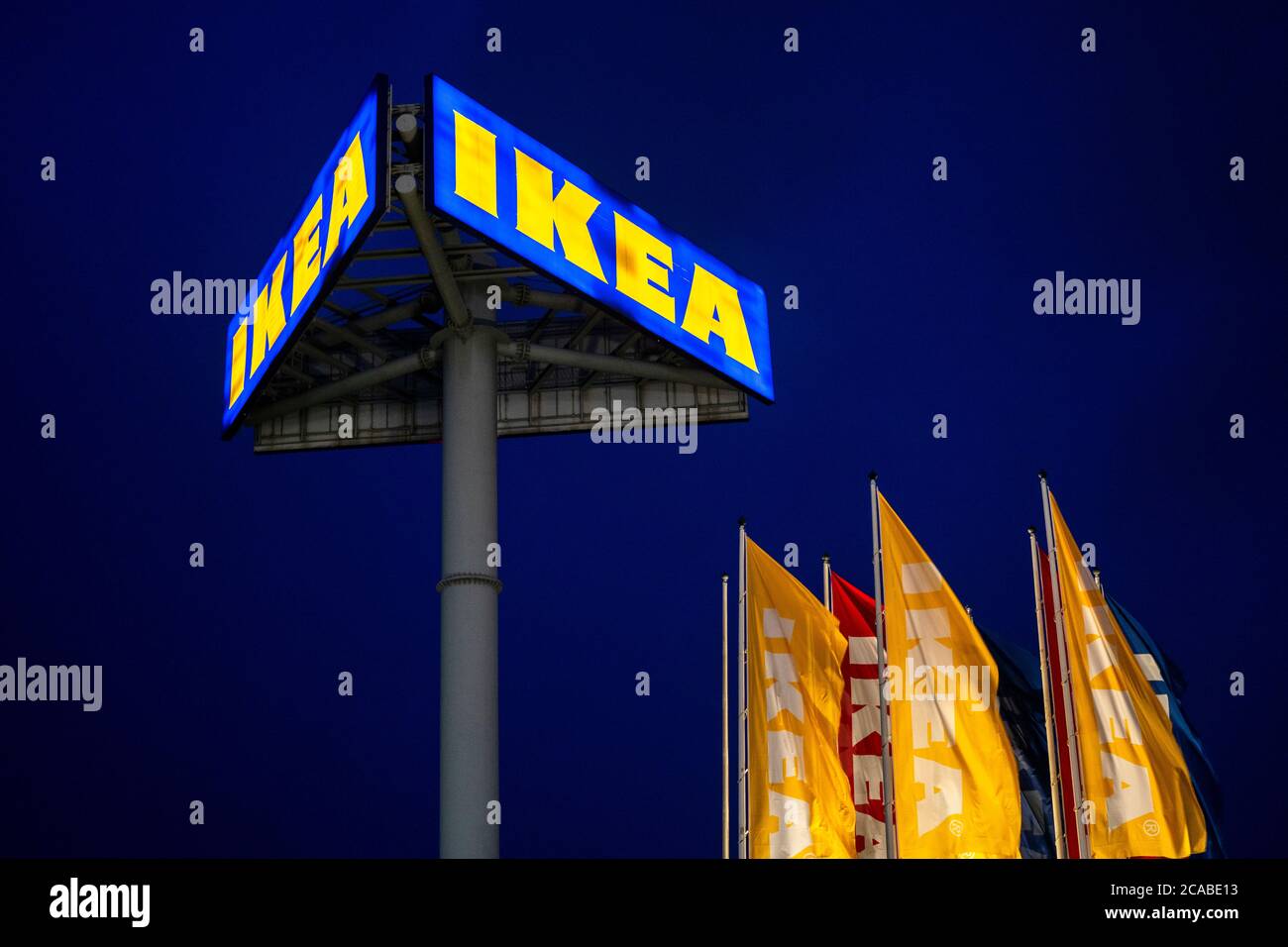 Flaggen und Logo eines IKEA-Geschäfts in Tianjin, China Stockfoto