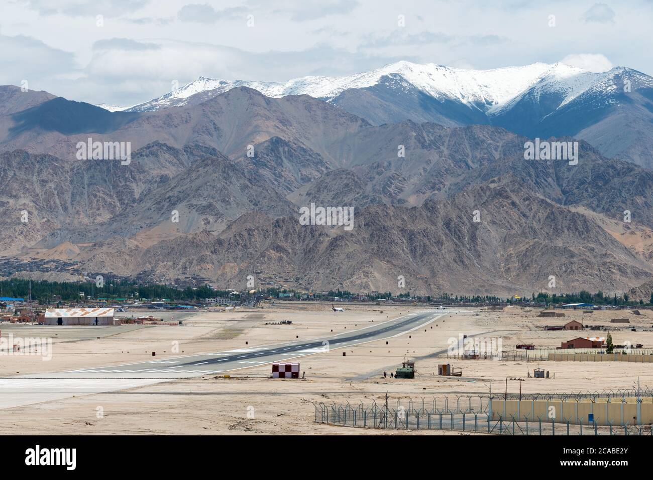 Ladakh, Indien - Leh Flughafen (Kushok Bakula Rimpochee Flughafen) Blick vom Spituk Kloster in Ladakh, Jammu und Kaschmir, Indien. Stockfoto