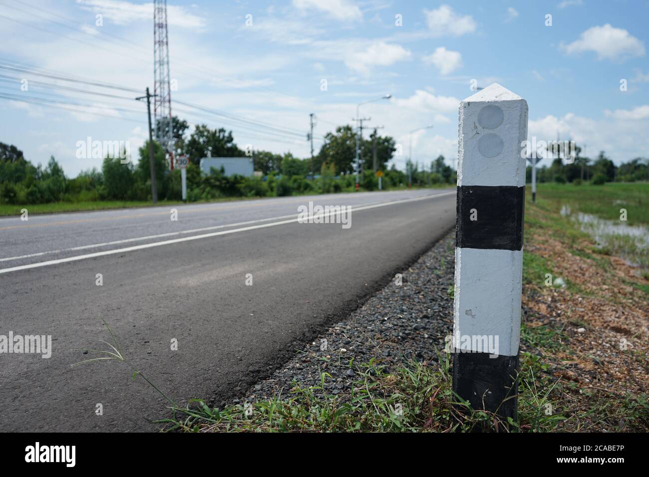 Weiß-schwarz Betonführer Straßenrand, um die Kurve Annäherung zu warnen Stockfoto