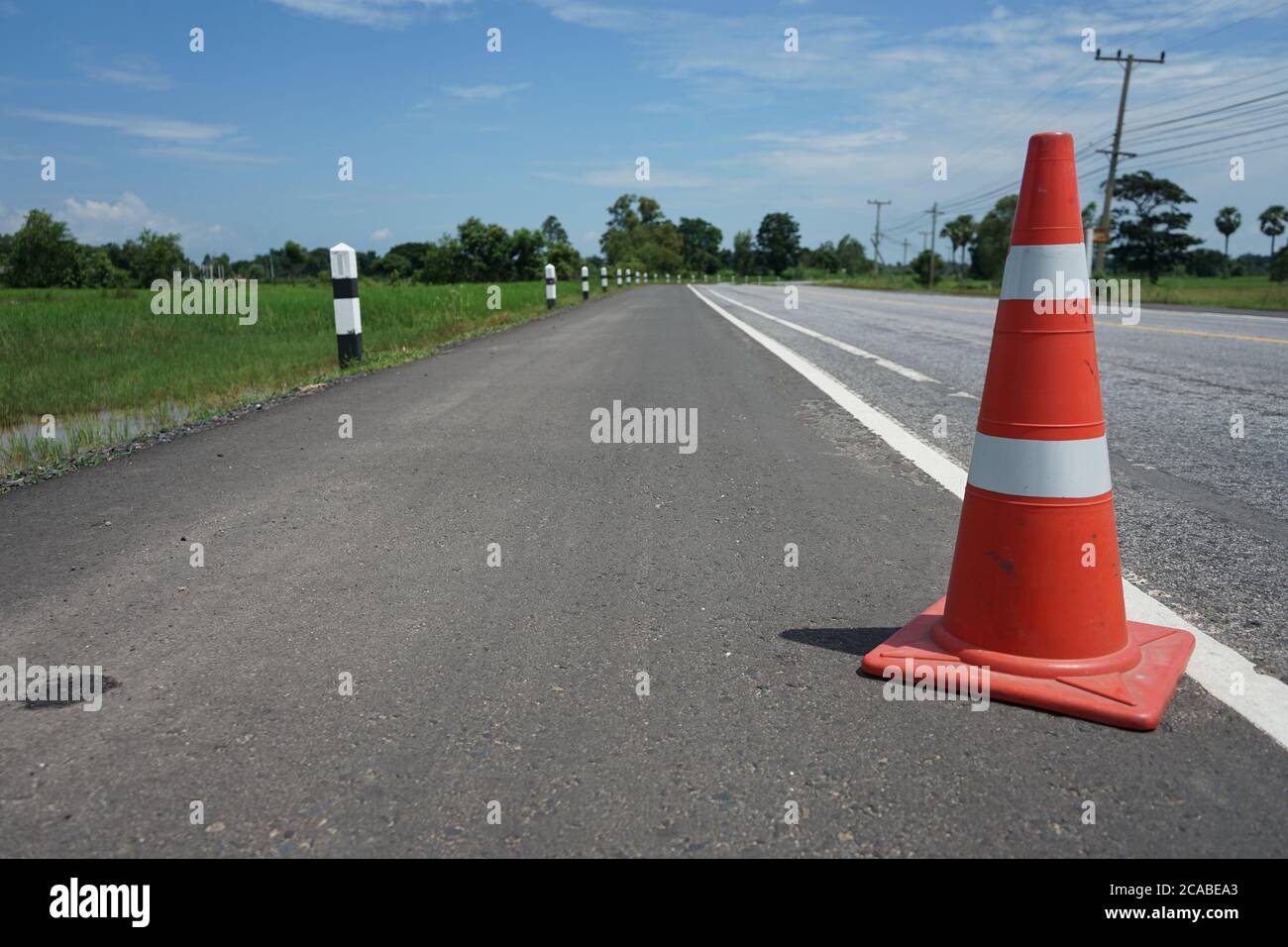 Roter Gummikegel auf der Straße platziert, um Sicherheit zu gewährleisten Stockfoto