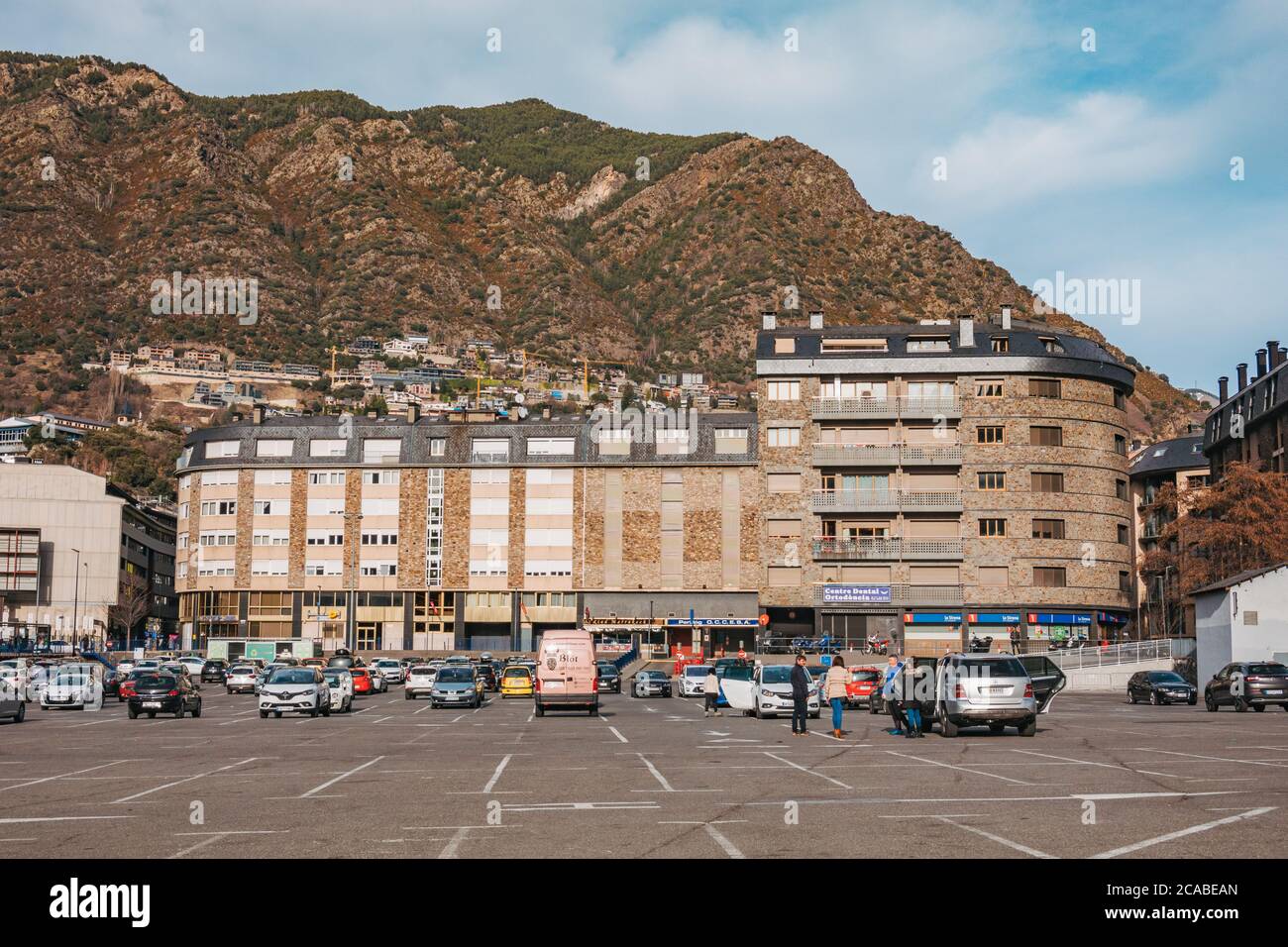 Ein großes mehrstöckiges Gebäude und weitläufiger Parkplatz in Andorra la Vella, Andorra Stockfoto