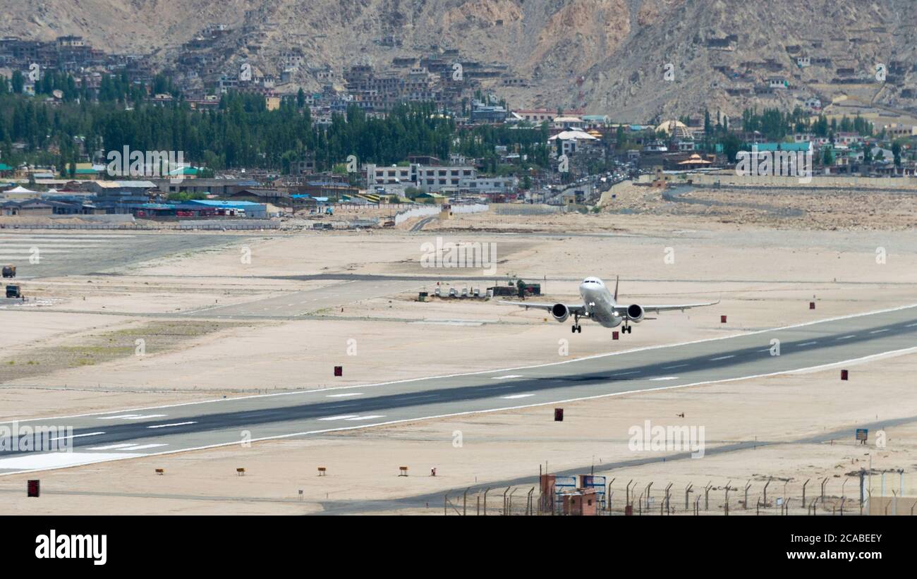 Ladakh, Indien - Vistara Airbus A320neo vom Flughafen Leh (Kushok Bakula Rimpochee Airport) Blick vom Kloster Spituk in Ladakh, Indien. Stockfoto