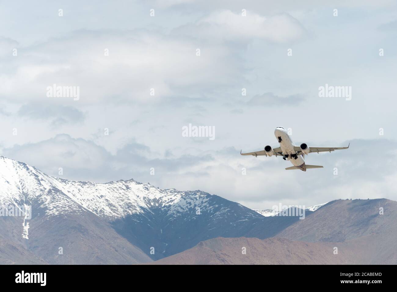 Ladakh, Indien - Vistara Airbus A320neo fliegt am Himmel vom Flughafen Leh (Kushok Bakula Rimpochee Airport) in Ladakh, Jammu und Kaschmir, Indien. Stockfoto