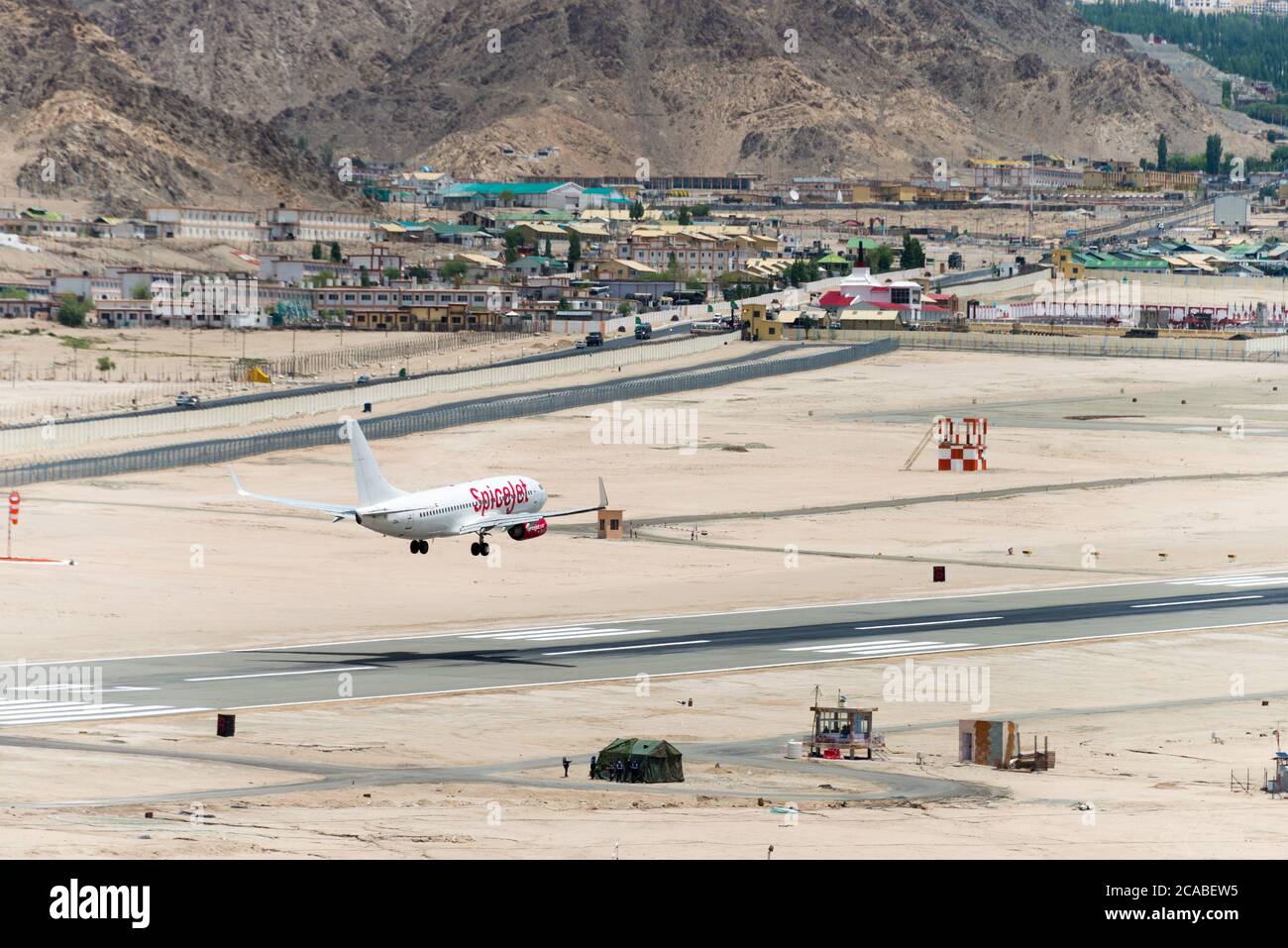 Ladakh, Indien - Spicejet Boeing 737 Landung am Flughafen Leh (Kushok Bakula Rimpochee Airport) Blick vom Kloster Spituk in Ladakh, Indien. Stockfoto